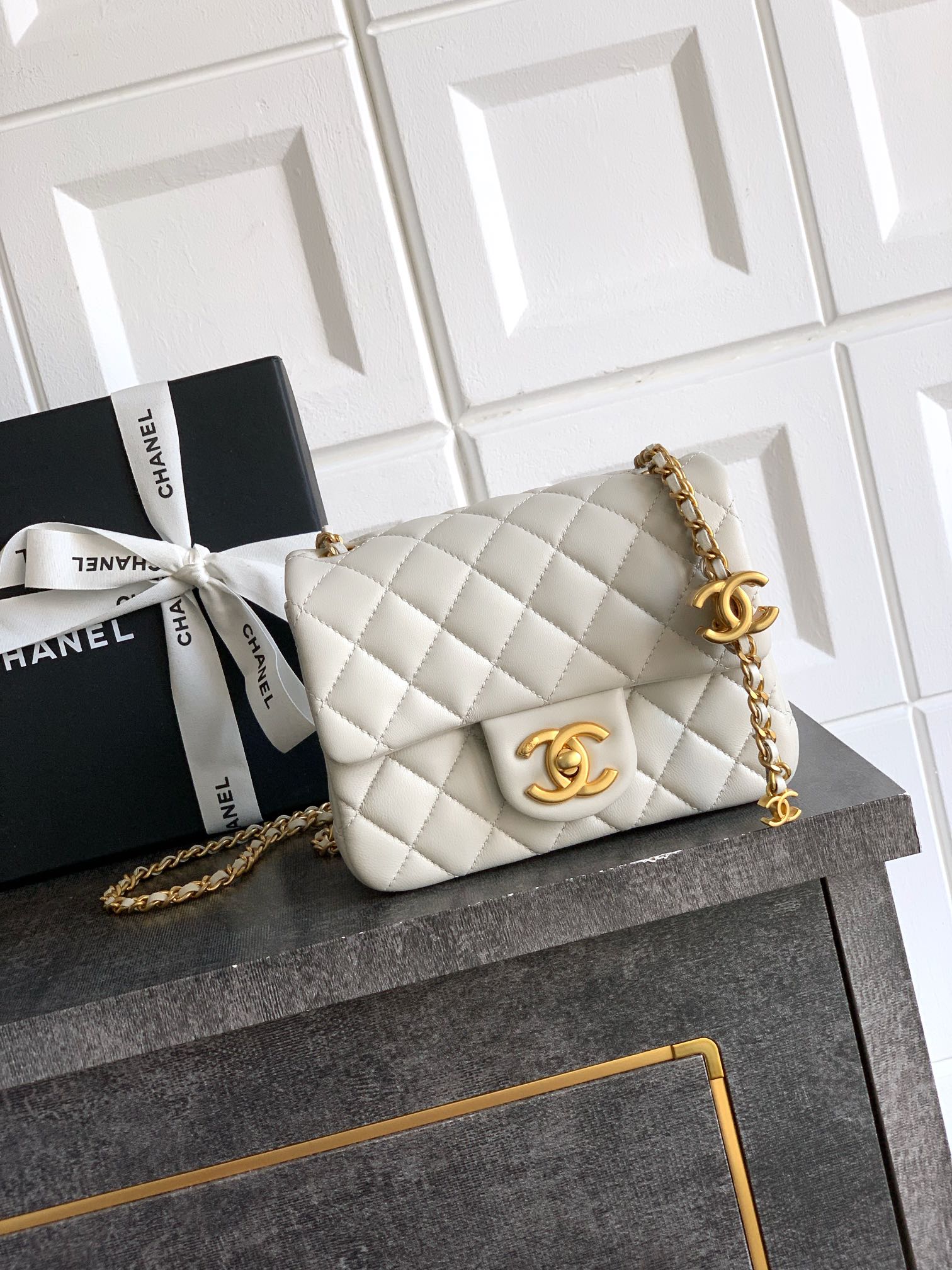 Chanel Timeless Classic Flap Bag - Ivoorwit Leer met Gouden Hardware