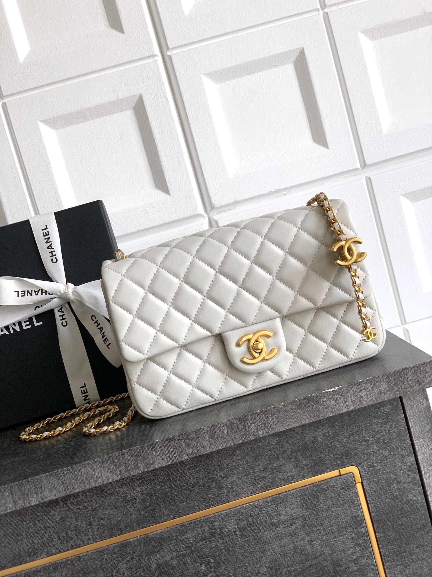 Sac Classique Chanel 25B avec Fermoir Double C et Chaîne Réglable