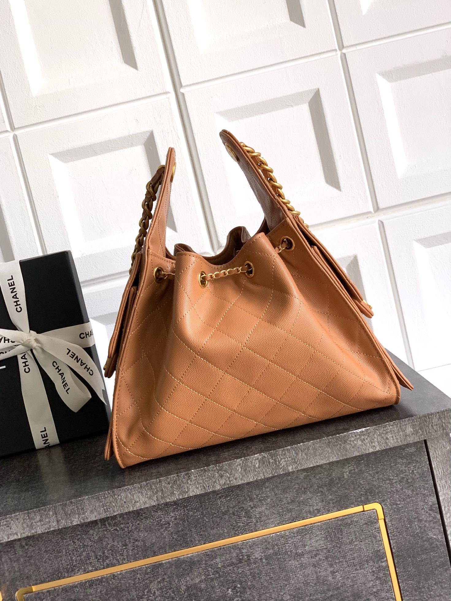 小號《土黄糖色》🆕5293🚩🚩🚩进口超柔软鱼子酱🐮牛皮、非市面上硬邦邦🉑️🆚的！《顶级品质》出货啦、OHANEL 25A抽绳水桶Hobo小号出货啦🔥｜实拍这颜值简直逆天啊！又酷又飒的水桶造型，容量感人！看起来娇嫩实则是小牛皮材质，开口调节的抽绳设计很实用～侧面两个小口袋、大小适中🪄背上时髦感拉满，酷girl必备单品 爱惨了