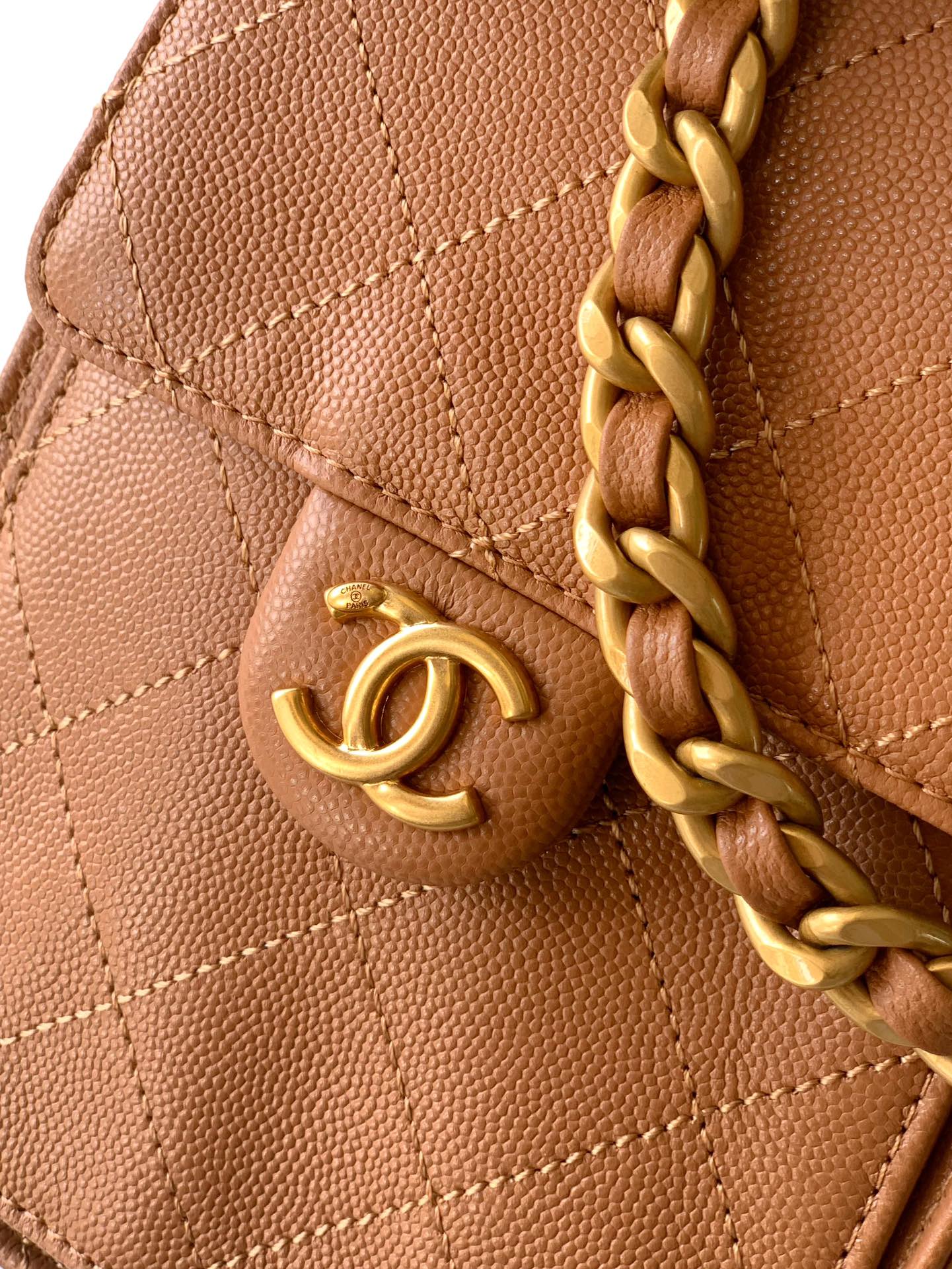 小號《土黄糖色》🆕5293🚩🚩🚩进口超柔软鱼子酱🐮牛皮、非市面上硬邦邦🉑️🆚的！《顶级品质》出货啦、OHANEL 25A抽绳水桶Hobo小号出货啦🔥｜实拍这颜值简直逆天啊！又酷又飒的水桶造型，容量感人！看起来娇嫩实则是小牛皮材质，开口调节的抽绳设计很实用～侧面两个小口袋、大小适中🪄背上时髦感拉满，酷girl必备单品 爱惨了