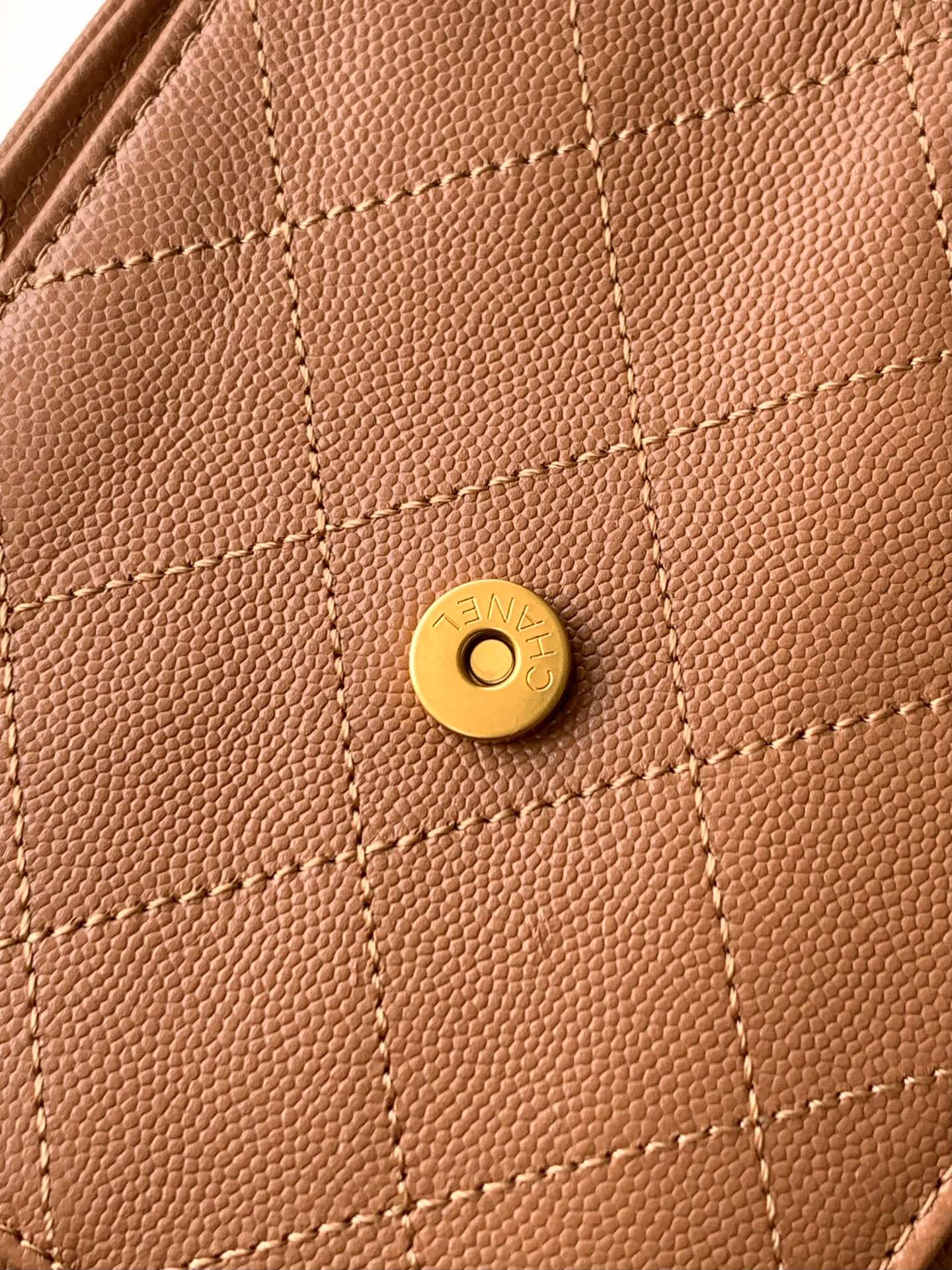 小號《土黄糖色》🆕5293🚩🚩🚩进口超柔软鱼子酱🐮牛皮、非市面上硬邦邦🉑️🆚的！《顶级品质》出货啦、OHANEL 25A抽绳水桶Hobo小号出货啦🔥｜实拍这颜值简直逆天啊！又酷又飒的水桶造型，容量感人！看起来娇嫩实则是小牛皮材质，开口调节的抽绳设计很实用～侧面两个小口袋、大小适中🪄背上时髦感拉满，酷girl必备单品 爱惨了