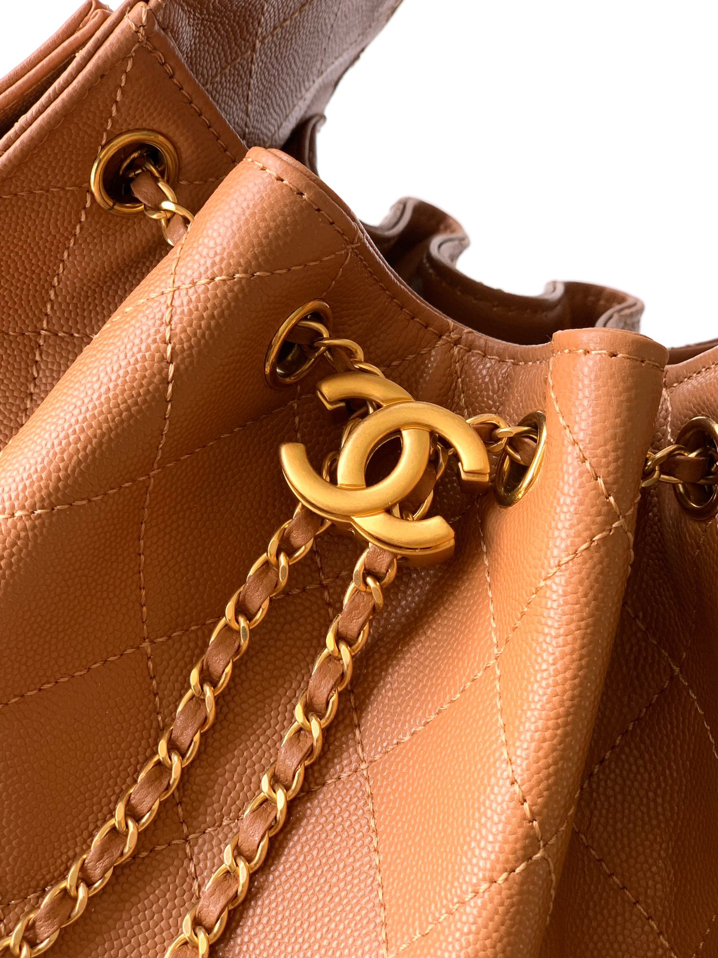 小號《土黄糖色》🆕5293🚩🚩🚩进口超柔软鱼子酱🐮牛皮、非市面上硬邦邦🉑️🆚的！《顶级品质》出货啦、OHANEL 25A抽绳水桶Hobo小号出货啦🔥｜实拍这颜值简直逆天啊！又酷又飒的水桶造型，容量感人！看起来娇嫩实则是小牛皮材质，开口调节的抽绳设计很实用～侧面两个小口袋、大小适中🪄背上时髦感拉满，酷girl必备单品 爱惨了