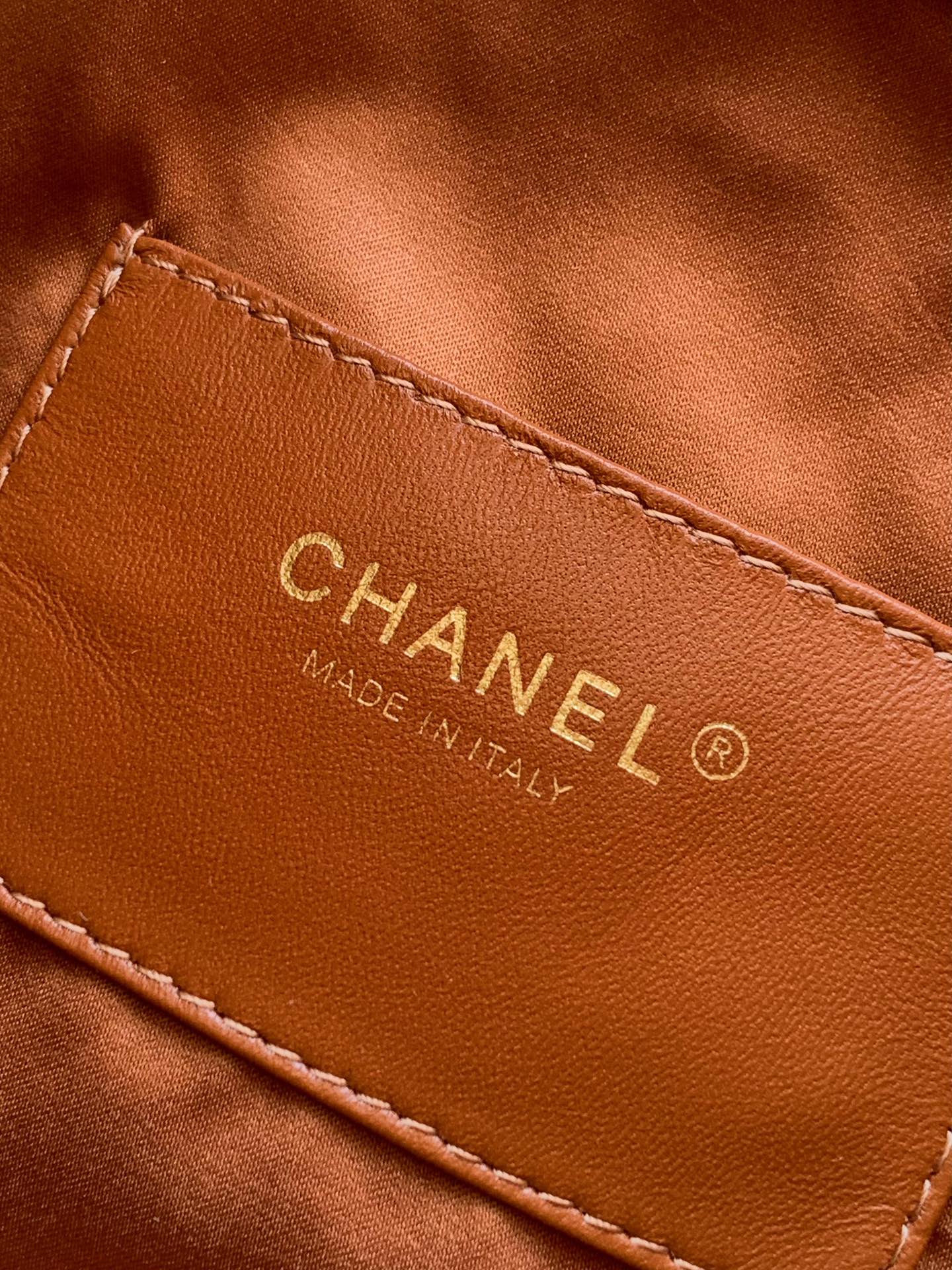 小號《土黄糖色》🆕5293🚩🚩🚩进口超柔软鱼子酱🐮牛皮、非市面上硬邦邦🉑️🆚的！《顶级品质》出货啦、OHANEL 25A抽绳水桶Hobo小号出货啦🔥｜实拍这颜值简直逆天啊！又酷又飒的水桶造型，容量感人！看起来娇嫩实则是小牛皮材质，开口调节的抽绳设计很实用～侧面两个小口袋、大小适中🪄背上时髦感拉满，酷girl必备单品 爱惨了