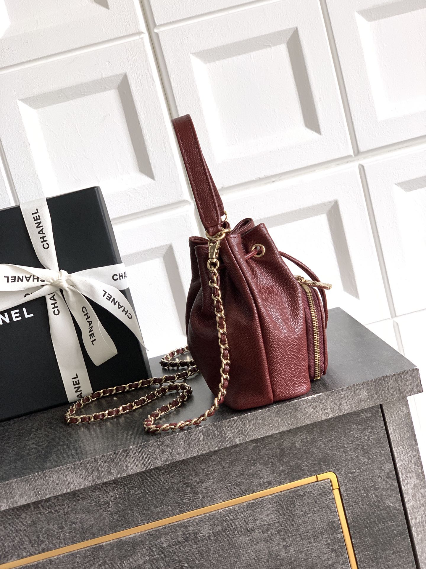  《酒红🍷色》🔮🔮🔮OHANEL🚩🚩🚩25B重量级选手、别眨眼😉，小水桶包，一秒沦陷的仙气奶油白&middot;经典菱格走线+mini双C logo，低调又贵气。&middot;抽绳一拉秒变&ldquo;🤩🤩小福袋&rdquo;，防盗技能点满。&middot;链条⛓️长度🉑️单肩/🉑️斜挎/🉑️流浪背法随意切换，小个子友好。直接出片南法度假感!这只已列入&ldquo;传家宝&rdquo;名单，蹲25B的姐妹冲!菱格纹的优雅，金色链条的点缀，这款黑色手提包简直太高级了计大口袋小口袋设计，实用又时髦，搭配金色金属环细节，质感拉满~轻奢风！尺寸：12.5&times;10&times;7cm