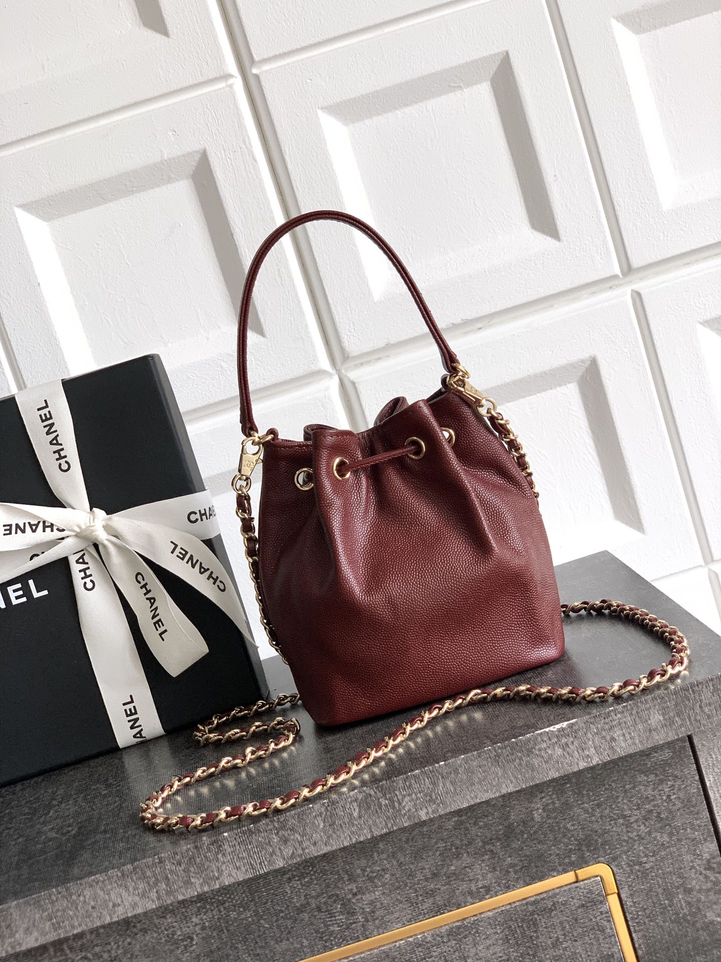  《酒红🍷色》🔮🔮🔮OHANEL🚩🚩🚩25B重量级选手、别眨眼😉，小水桶包，一秒沦陷的仙气奶油白&middot;经典菱格走线+mini双C logo，低调又贵气。&middot;抽绳一拉秒变&ldquo;🤩🤩小福袋&rdquo;，防盗技能点满。&middot;链条⛓️长度🉑️单肩/🉑️斜挎/🉑️流浪背法随意切换，小个子友好。直接出片南法度假感!这只已列入&ldquo;传家宝&rdquo;名单，蹲25B的姐妹冲!菱格纹的优雅，金色链条的点缀，这款黑色手提包简直太高级了计大口袋小口袋设计，实用又时髦，搭配金色金属环细节，质感拉满~轻奢风！尺寸：12.5&times;10&times;7cm
