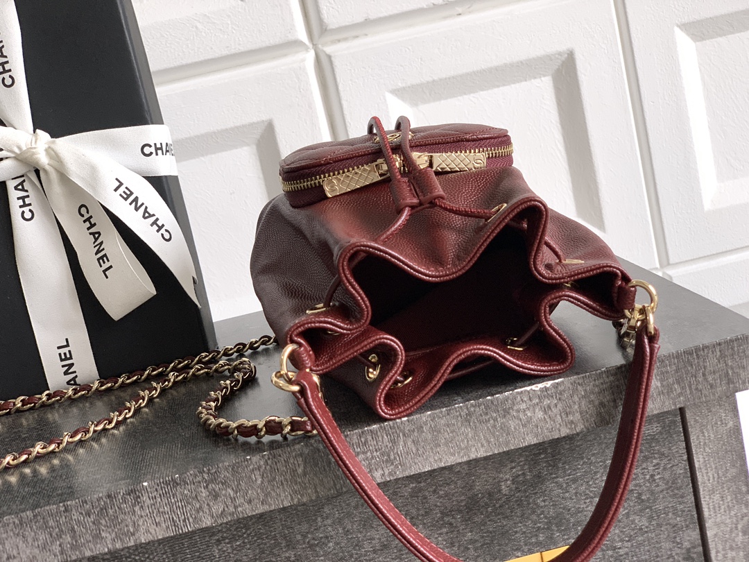  《酒红🍷色》🔮🔮🔮OHANEL🚩🚩🚩25B重量级选手、别眨眼😉，小水桶包，一秒沦陷的仙气奶油白&middot;经典菱格走线+mini双C logo，低调又贵气。&middot;抽绳一拉秒变&ldquo;🤩🤩小福袋&rdquo;，防盗技能点满。&middot;链条⛓️长度🉑️单肩/🉑️斜挎/🉑️流浪背法随意切换，小个子友好。直接出片南法度假感!这只已列入&ldquo;传家宝&rdquo;名单，蹲25B的姐妹冲!菱格纹的优雅，金色链条的点缀，这款黑色手提包简直太高级了计大口袋小口袋设计，实用又时髦，搭配金色金属环细节，质感拉满~轻奢风！尺寸：12.5&times;10&times;7cm