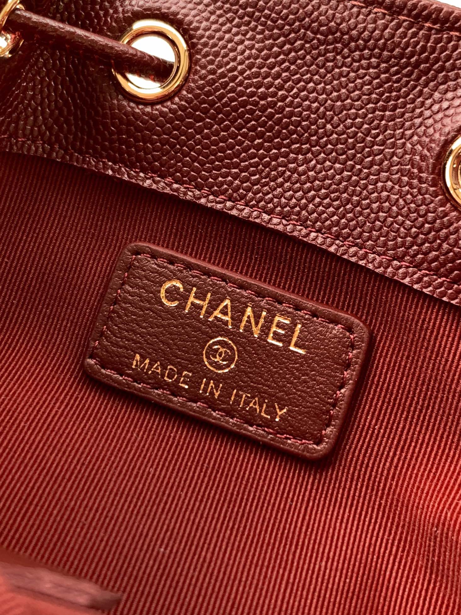  《酒红🍷色》🔮🔮🔮OHANEL🚩🚩🚩25B重量级选手、别眨眼😉，小水桶包，一秒沦陷的仙气奶油白&middot;经典菱格走线+mini双C logo，低调又贵气。&middot;抽绳一拉秒变&ldquo;🤩🤩小福袋&rdquo;，防盗技能点满。&middot;链条⛓️长度🉑️单肩/🉑️斜挎/🉑️流浪背法随意切换，小个子友好。直接出片南法度假感!这只已列入&ldquo;传家宝&rdquo;名单，蹲25B的姐妹冲!菱格纹的优雅，金色链条的点缀，这款黑色手提包简直太高级了计大口袋小口袋设计，实用又时髦，搭配金色金属环细节，质感拉满~轻奢风！尺寸：12.5&times;10&times;7cm