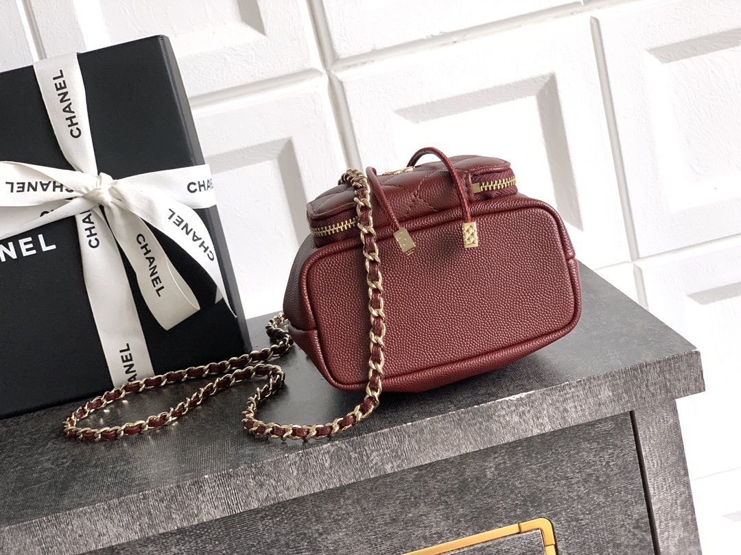  《酒红🍷色》🔮🔮🔮OHANEL🚩🚩🚩25B重量级选手、别眨眼😉，小水桶包，一秒沦陷的仙气奶油白&middot;经典菱格走线+mini双C logo，低调又贵气。&middot;抽绳一拉秒变&ldquo;🤩🤩小福袋&rdquo;，防盗技能点满。&middot;链条⛓️长度🉑️单肩/🉑️斜挎/🉑️流浪背法随意切换，小个子友好。直接出片南法度假感!这只已列入&ldquo;传家宝&rdquo;名单，蹲25B的姐妹冲!菱格纹的优雅，金色链条的点缀，这款黑色手提包简直太高级了计大口袋小口袋设计，实用又时髦，搭配金色金属环细节，质感拉满~轻奢风！尺寸：12.5&times;10&times;7cm