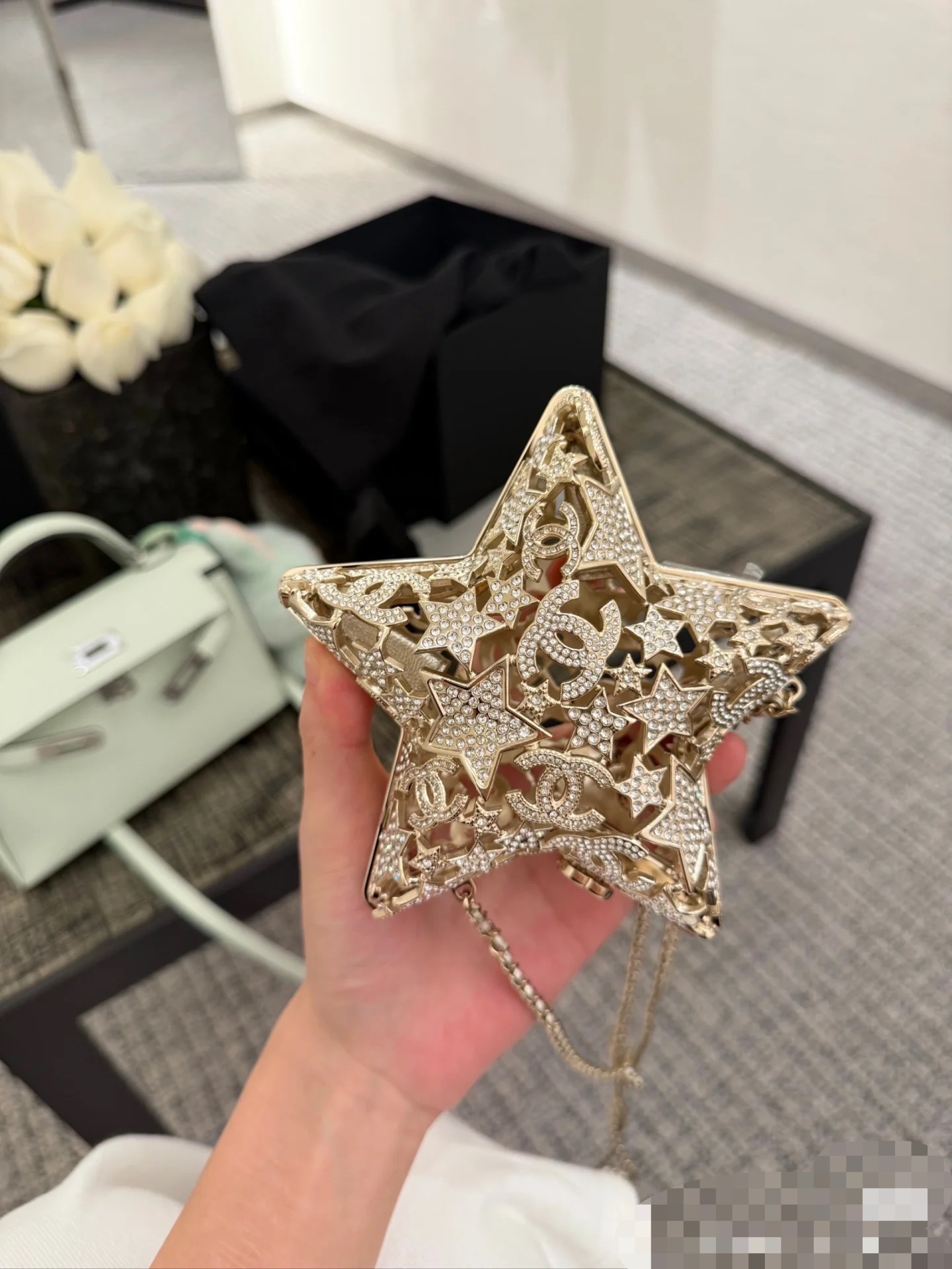NO:700820,'Golden' OHANEL25A Collector Series Hollow Star Diamond Bag Evening Bag is out for sale. The high-end handmade collector's beauty is exaggerated! The joy of being all in with friends. 25 High-end Handicraft Workshop pays homage to Eastern culture. The works of the handicraft workshop are still very exquisite. I got a collector's bag with my sisters. It is too flashy and too beige. Even ordinary clothes will have a bright spot with this one ~ I took the star diamond bag home ~ The handicraft workshop is really exquisite. Material copper imported rhinestones color gold, silver size 13×13×4cm, collector19860909出货啦《金色》OHANEL25A 收藏家系列镂空星星钻包晚宴包超级闪耀哇 高级手工坊收藏家美很夸张！和朋友一起All in的快乐 25高级手工坊向东方文化致敬手工坊的作品还是很精致的,和姐妹一起拿了收藏家包包 太闪太米了再平平無奇的衣服配上這顆就有了亮點～把星星钻钻包带回家啦～手工坊确实精致喔材质铜进口水钻颜色金色、银色尺寸13×13×4cm,收藏家,韩剧