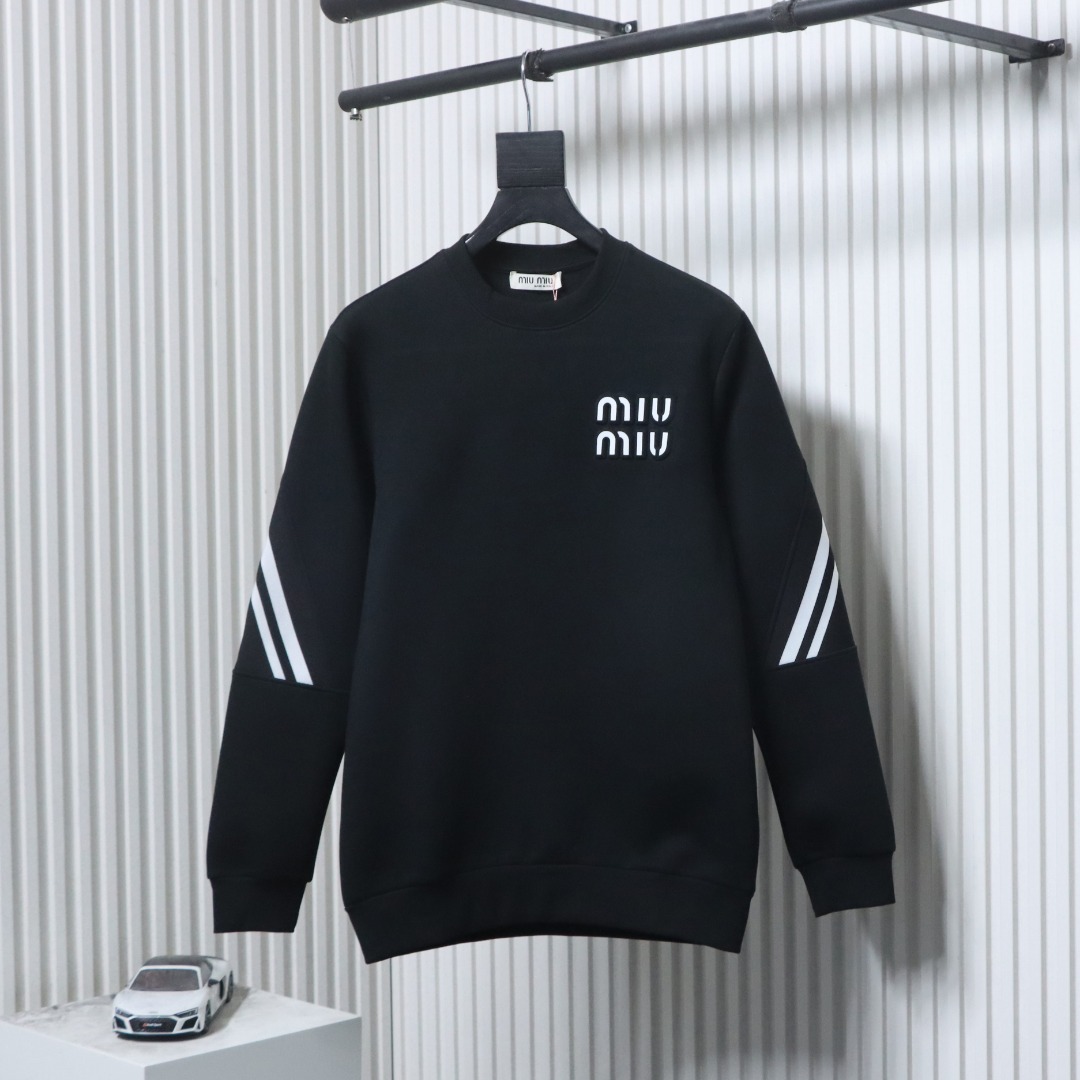 P220 MiuMiu/缪缪 25Fw 后背织带大logo提花拼接卫衣
定织定染 水洗柔滑长绒棉、克重400克、最新专柜款，
对照原版做丝滑超柔处理，不会影响面料的透气性，
胸口标志logo压花，后背织带大logo提花拼接，
成色的饱和度很高 定制辅料三标，
百搭好看的一款长袖 宽松版型遮肉显瘦不挑人
颜色：黑色，白色
Size: M-XXXL