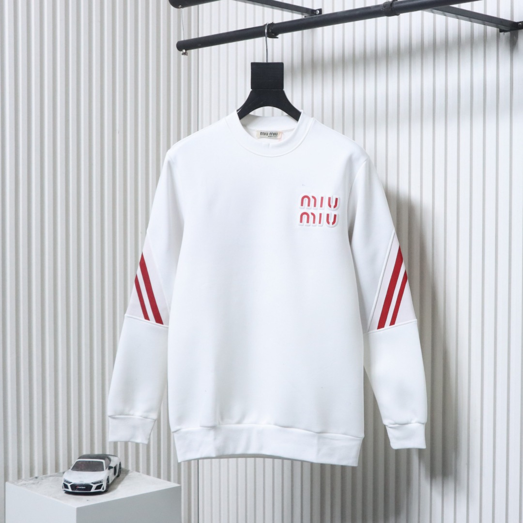 P220 MiuMiu/缪缪 25Fw 后背织带大logo提花拼接卫衣
定织定染 水洗柔滑长绒棉、克重400克、最新专柜款，
对照原版做丝滑超柔处理，不会影响面料的透气性，
胸口标志logo压花，后背织带大logo提花拼接，
成色的饱和度很高 定制辅料三标，
百搭好看的一款长袖 宽松版型遮肉显瘦不挑人
颜色：黑色，白色
Size: M-XXXL