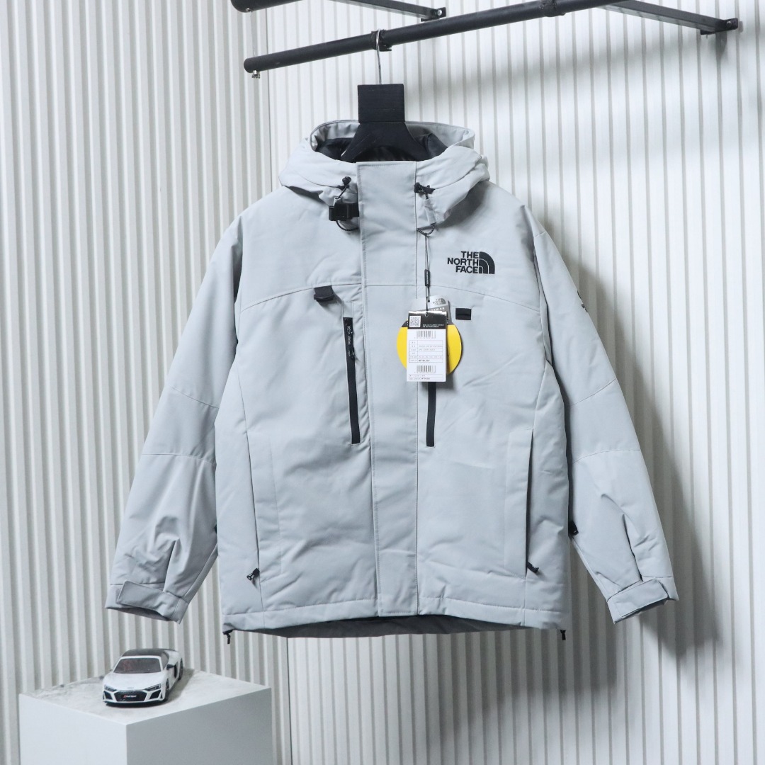 P580 𝗧𝗵𝗲 𝗡𝗼𝗿𝘁𝗵 𝗙𝗮𝗰𝗲｜日版北面 RETROHIMALAYAN 巅峰喜马拉雅登山系列连帽羽绒服
-顶级原版复刻版本就是指目前国内最高版本（没有之一）我们出品必是精品（匠心做一件放到专柜就是ZP的衣服）
-内里填充80国标白鸭绒 蓬松度好 保暖效果极佳 冬天一件足以.
高品质现货备足 可主推
-定制原版一致防水面料
-三标 辅料 齐全 原版五金

面料：定制14D高强度尼龙面料，质地厚重，防水布料，抗拉撕，采用ZP一致单层布料（非市面通货内加胆布）
刺绣：日本百灵达刺绣机 定制万针电绣，采用进口7号针和进口绣线，刺绣饱满立体
 百分百还原ZP
辅料：采用原厂吉田YKK拉链，刻字清晰，高克重，可承受10万次拉力磨损。
抽绳 多功能扣 魔术贴 水洗标 镭射防伪 均是原版开模1比1对版专柜
码数:XS-2xl(情侣款)
颜色:黑色  白灰

面料：定制14D高强度尼龙面料，质地厚重，防水布料，抗拉撕，采用ZP一致单层布料（非市面通货内加胆布）
刺绣：日本百灵达刺绣机 定制万针电绣，采用进口7号针和进口绣线，刺绣饱满立体
 百分百还原ZP
辅料：采用原厂吉田YKK拉链，刻字清晰，高克重，可承受10万次拉力磨损。
抽绳 多功能扣 魔术贴 水洗标 镭射防伪 均是原版开模1比1对版专柜
码数:XS-2xl(情侣款)
颜色:黑色  白灰