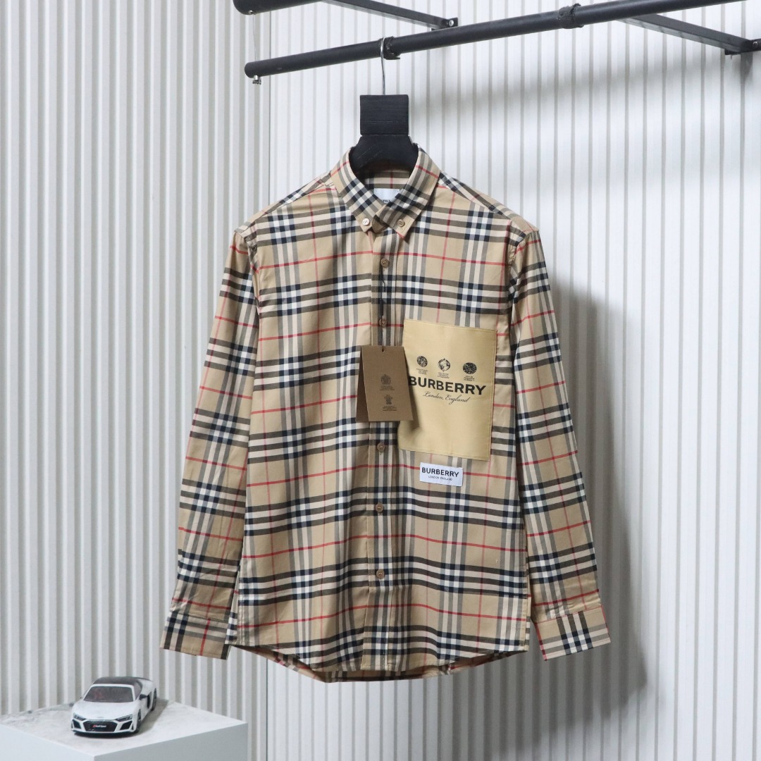 P210 Burberry/巴宝莉 标签贴布格纹长袖衬衫
第一时间打版。面料为定制俯绸,上身丝滑透气。红外线定位裁剪,
定制贝壳头扣,领子袖口复合硬衬,暴力水洗不会变形。
埋夹包缝工艺,保持版型不变形。国内顶级衬衫代工厂出货,Os版型,
前短后长 剪裁大胆突破常规,
完美还原Zp每个细节,商务休闲皆可搭配,人手几件绝不为过。
Size:S-XXL