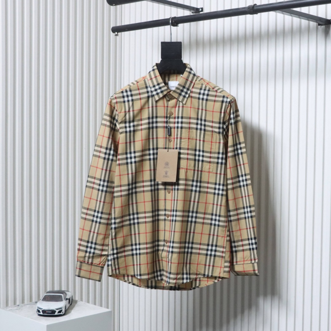 P210 Burberry/巴宝莉 经典胸前口袋格纹长袖衬衫
面料采用双股80支梭织斜纹面料,格纹对位,纱线定织定染,
每个独立的尺码都是定位裁片,前幅,口袋,袖子等部位都是对格对位的,
工序复制,费时费料,采用纯天然珍珠贝壳纽扣,洗水唛定制,
多处手工一片一片激光剪裁对位,所有工序,用料都是ZP做法,区别市面一眼假版本
分口袋版本和无口袋版本 下单备注
Size:S-XXL