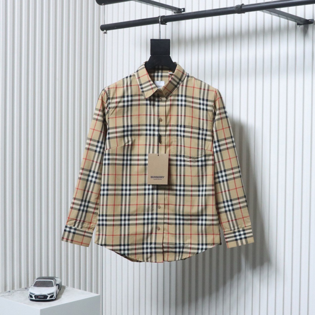 P210 Burberry/巴宝莉 门襟袖口织带格纹长袖衬衫
面料采用双股80支梭织斜纹面料,格纹对位,纱线定织定染,
每个独立的尺码都是定位裁片,前幅,口袋,
袖子等部位都是对格对位的,工序复制,费时费料,
采用纯天然珍珠贝壳纽扣,洗水唛定制,多处手工一片一片激光剪裁对位,
所有工序,用料都是ZP做法,区别市面一眼假版本
Size:S-XXL