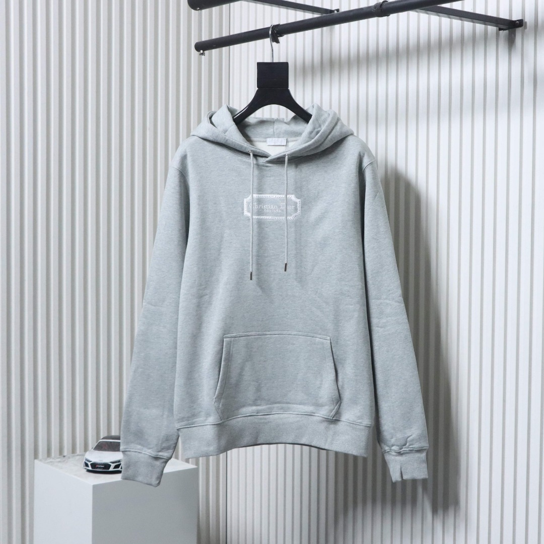 P260 Dior/迪奥 22Fw 刺绣银标连帽卫衣
采用26S 380G双股精梳棉 多针法刺绣标识图案 手缝原纱主唛 同成分洗水标 定制新款吊牌 原辅料配备齐全
Size:S-XL