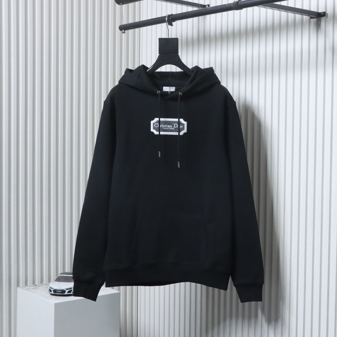 P260 Dior/迪奥 22Fw 刺绣银标连帽卫衣
采用26S 380G双股精梳棉 多针法刺绣标识图案 手缝原纱主唛 同成分洗水标 定制新款吊牌 原辅料配备齐全
Size:S-XL