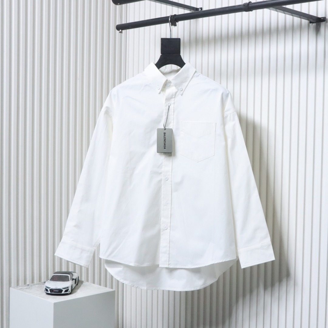 P260 Balenciaga/巴黎世家 经典后背烫钻字母logo长袖衬衫
定制抗皱棉平纹衬衫面料,高温气蹦机压烫,利用热能和压力对布料进行压烫处理,烫朴位均用高温过朴机对布料施加高温和压力,使布料表面平整挺括,面料都经过浇洗,定制闪钻进口珠
Size:XS-L