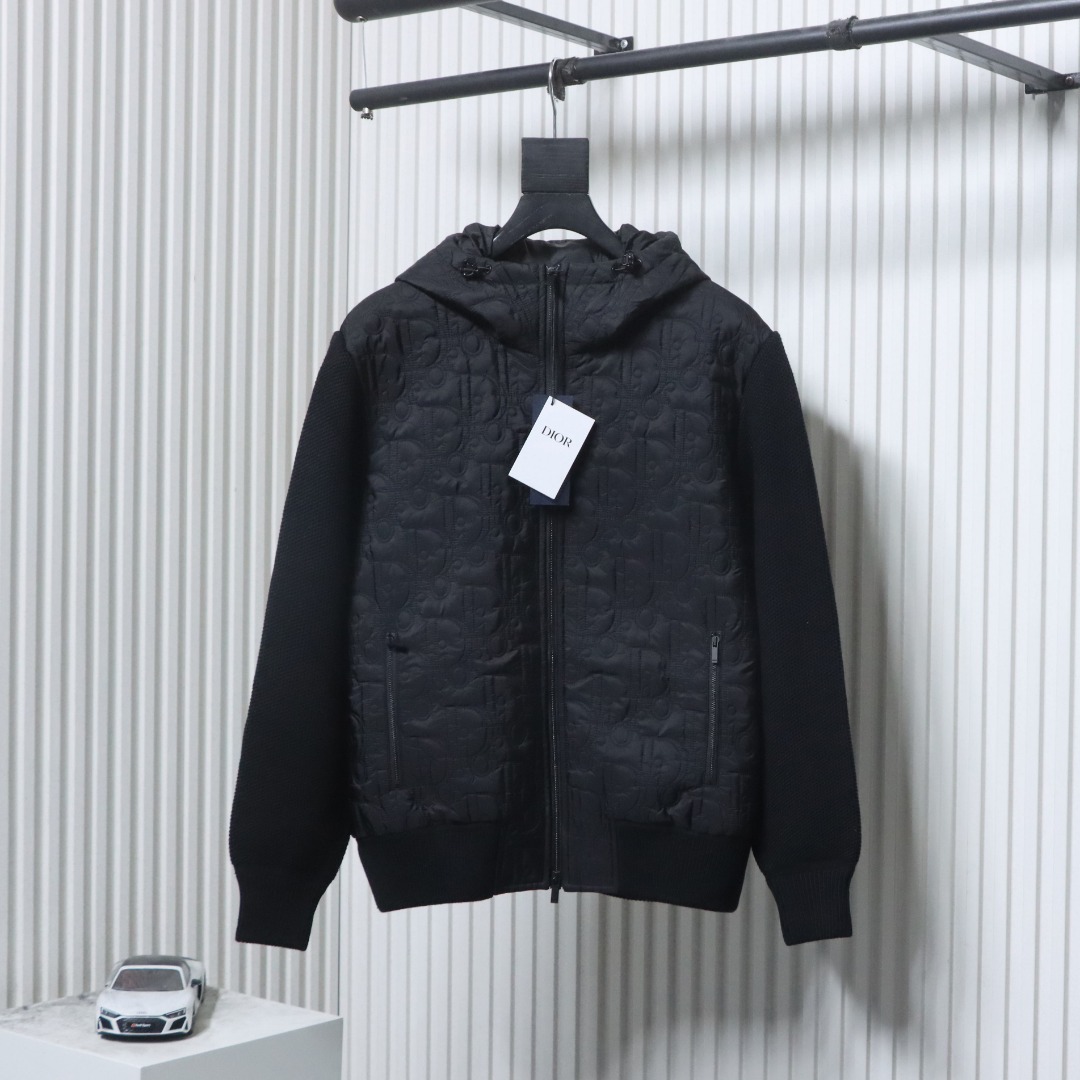 P400 Dior/迪奥 24Fw 绗缝字母针织拼接连帽棉服外套
棉质混纺羊毛针织面料与尼龙材质前后拼接 质感品相绝佳 连帽抽绳拉链设计 休闲时尚 保暖御寒 穿脱方便随意变换造型 大身凹凸肌理感绗缝老花满印 彰显独特设计搭配斜裁拉链口袋 提升穿搭格调 宽松落肩版型出街穿出松弛感 无论是日常出行还是通勤 都能完美适配驾驭 穿搭时髦
Size:S-XL
