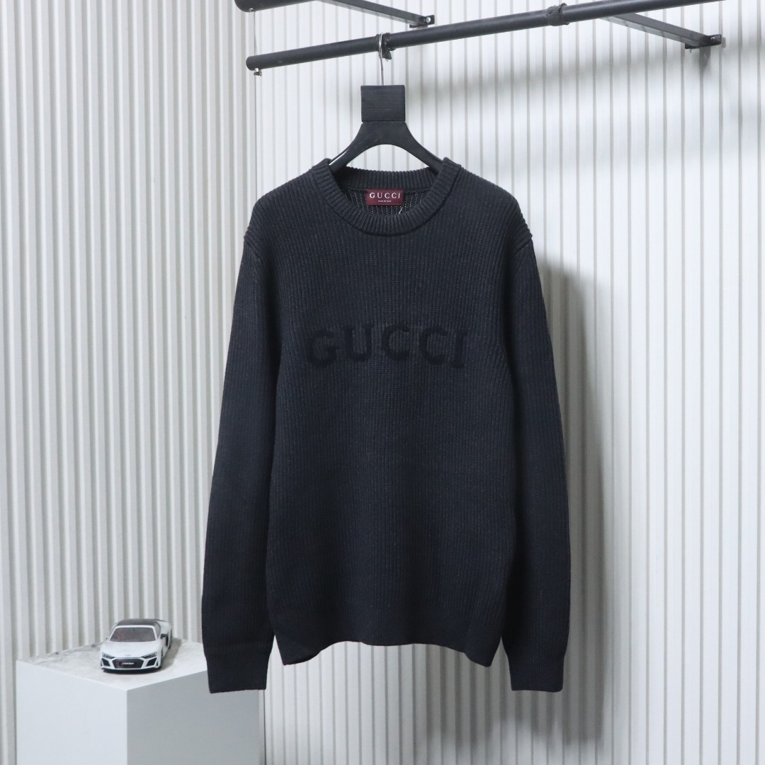 P280 Gucci/古驰 25Fw 提花字母粗针毛衣
面料选用羊毛山羊绒混纺而成,触感柔软，保暖性能良好，罗纹针织织法赋予了毛衣良好的弹性和竖状的纹理，深灰色与黑色的纱线混纺，更显质感层次，通过高针数细针距织机，结合内部纱线井井有条的走向，浮线被巧妙的编织收纳，几乎无多余的线头杂乱，每一个图案字母色彩的切换与织针毫秒不差的同步，形成精致的字母LOGO提花饰于胸口处，黑灰搭配低调而不是辨识度
Size:S-XL