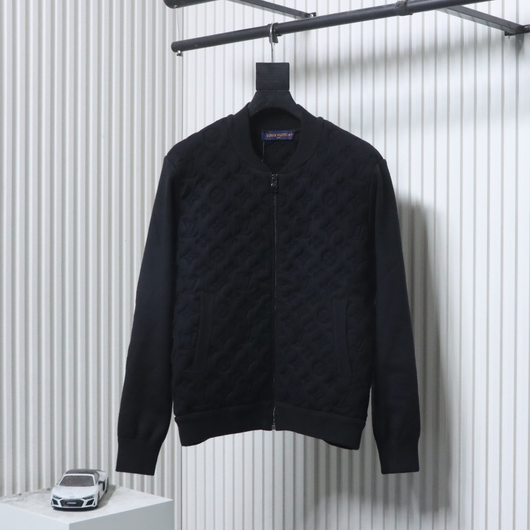 P400 Louis Vuitton/路易威登 老花浮雕压花羊毛针织飞行夹克外套
定织羊毛交织立体提花面料，柔暖扎实，全幅Monogram绗缝压花工艺，搭配多层复合衬垫与模塑立体压花、激光精准定位，经成衣洗水加软去味处理，定制辅料三标
Size:S-XL