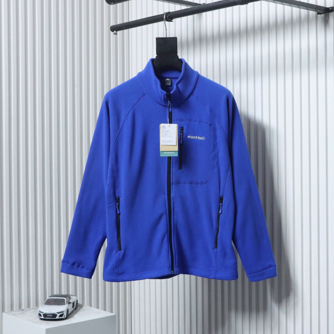 P240 MONTBELL 蒙特贝尔 25FW 摇粒绒立领外套
面料为Climaplus 100抓绒面料，轻薄的同时具有非常好的弹力，可在纤维间储存大量空气的同时水蒸气可快速通过，因此可以保持干爽舒适!三个拉链口袋，胸口为热熔压胶无缝工艺!领口内部带有薄绒，使得穿着时脖子有更好的舒适感，刺绣为进口田岛机出品!
尺码：S-XL