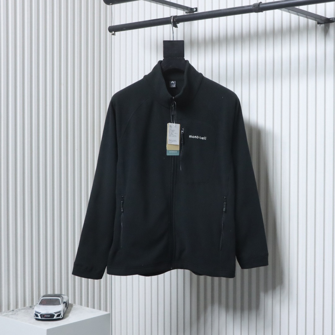 P240 MONTBELL 蒙特贝尔 25FW 摇粒绒立领外套
面料为Climaplus 100抓绒面料，轻薄的同时具有非常好的弹力，可在纤维间储存大量空气的同时水蒸气可快速通过，因此可以保持干爽舒适!三个拉链口袋，胸口为热熔压胶无缝工艺!领口内部带有薄绒，使得穿着时脖子有更好的舒适感，刺绣为进口田岛机出品!
尺码：S-XL