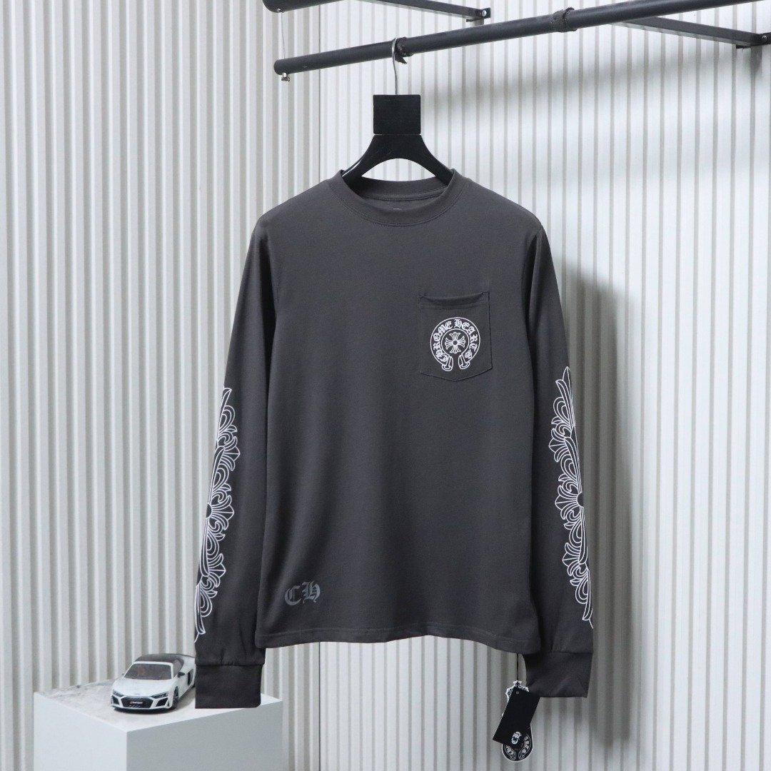 P170 Chrome Hearts 克罗心 25FW 前后马蹄印花长袖T桖
高克重高密度高品质 毛料柔软细腻亲肤 触感软糯丝滑 保暖性亲肤性极佳
定织定染无色差 无论面料还是做工细节 碾压市面普通版本
尺码：S-XL