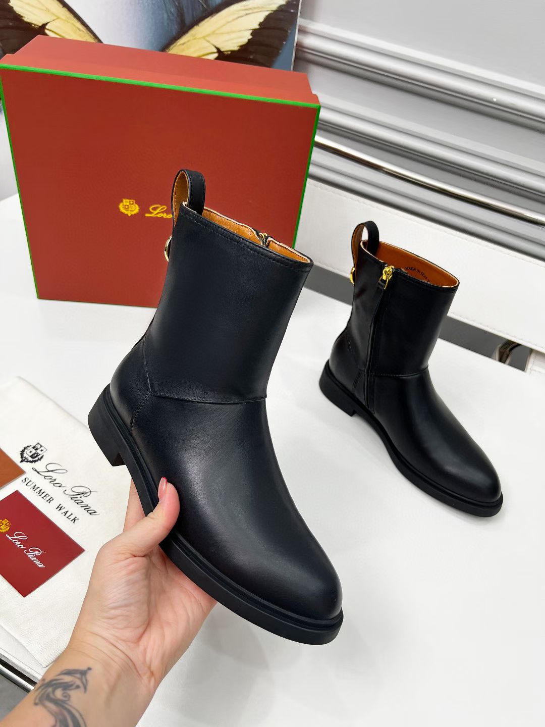 NO:562350,Factory direct sales top layer cowhide G02 purchasing level WYSIWYG Loro Piana LP 95s new autumn and winter Kilda ankle boots side zipper short boots. This iconic ankle boot is made of waxed cow leather/suede sheepskin material, giving it a rustic and unique retro aesthetic. The casual and sophisticated style is suitable for both urban looks and relaxed weekend looks. The soles are Loro  Piana non-slip rubber sole. Leather lining, inner zipper closure, upper with tone-on-tone zipper pull. Metallic details on the back. Leather ring pull tab engraved with brand logo. Integrated tone-on-tone rubber sole. Rubber sole with anti-slip LP detail!  The upper is imported calfskin/nubuck leather, the lining is cowhide, the sole is original molded rubber outsole, the size is 35-40 (41 customized, non-returnable), boots, loro piana, loro piana, boots, cowhide, sheepskin19860909工厂直销头层牛皮G02代购级别所见即所得Loro Piana 诺悠翩雅 LP 95s秋冬新款 Kilda踝靴侧拉链短靴 这款标志性踝靴采用打蜡牛皮革/绒面羊皮材质,赋予其质朴而独特的复古美感.休闲而精致的款式既适合都市造型,也适合轻松的周末装扮.鞋底为Loro Piana防滑橡胶底.皮革衬里,内侧拉链开合,上部配同色系拉链头 后侧金属色细节.镌刻品牌徽标皮革环形拉袢 一体式同色系橡胶鞋底橡胶鞋底,带防滑LP细节！ 鞋面进口对版小牛皮/磨砂皮 内里垫脚牛皮 鞋底原版开模橡胶大底 码数35-40（41定做不退换）,靴子,loro piana,loro piana,boots,cowhide,sheepskin,Women's Shoes