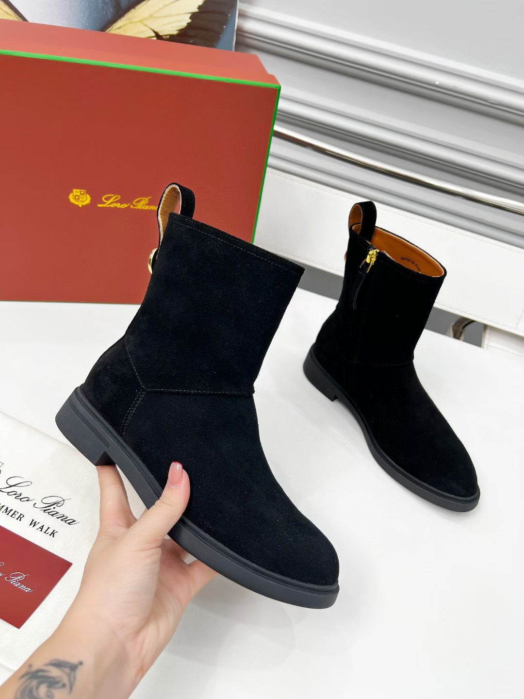 NO:562345,Factory direct sales of first-layer cow leather G02 purchasing agent level WYSIWYG Loro Piana LP 95s autumn and winter new Kilda ankle boots side zipper short boots. This iconic ankle boot is made of waxed cow leather/suede sheepskin material, giving it a rustic and unique retro aesthetic. The casual and sophisticated style is suitable for both urban looks and relaxed weekend looks. The soles are Loro  Piana non-slip rubber sole. Leather lining, inner zipper closure, upper with tone-on-tone zipper pull. Metallic details on the back. Leather ring pull tab engraved with brand logo. Integrated tone-on-tone rubber sole. Rubber sole with anti-slip LP detail!  The upper is imported calfskin/nubuck leather, the lining is cowhide, the sole is original molded rubber outsole, the size is 35-40 (41 customized, non-returnable), boots, loro piana, loro piana, boots, cowhide, sheepskin19860909工厂直销头层牛猄皮G02代购级别所见即所得Loro Piana 诺悠翩雅 LP 95s秋冬新款 Kilda踝靴侧拉链短靴 这款标志性踝靴采用打蜡牛皮革/绒面羊皮材质,赋予其质朴而独特的复古美感.休闲而精致的款式既适合都市造型,也适合轻松的周末装扮.鞋底为Loro Piana防滑橡胶底.皮革衬里,内侧拉链开合,上部配同色系拉链头 后侧金属色细节.镌刻品牌徽标皮革环形拉袢 一体式同色系橡胶鞋底橡胶鞋底,带防滑LP细节！ 鞋面进口对版小牛皮/磨砂皮 内里垫脚牛皮 鞋底原版开模橡胶大底 码数35-40（41定做不退换）,靴子,loro piana,loro piana,boots,cowhide,sheepskin,Women's Shoes