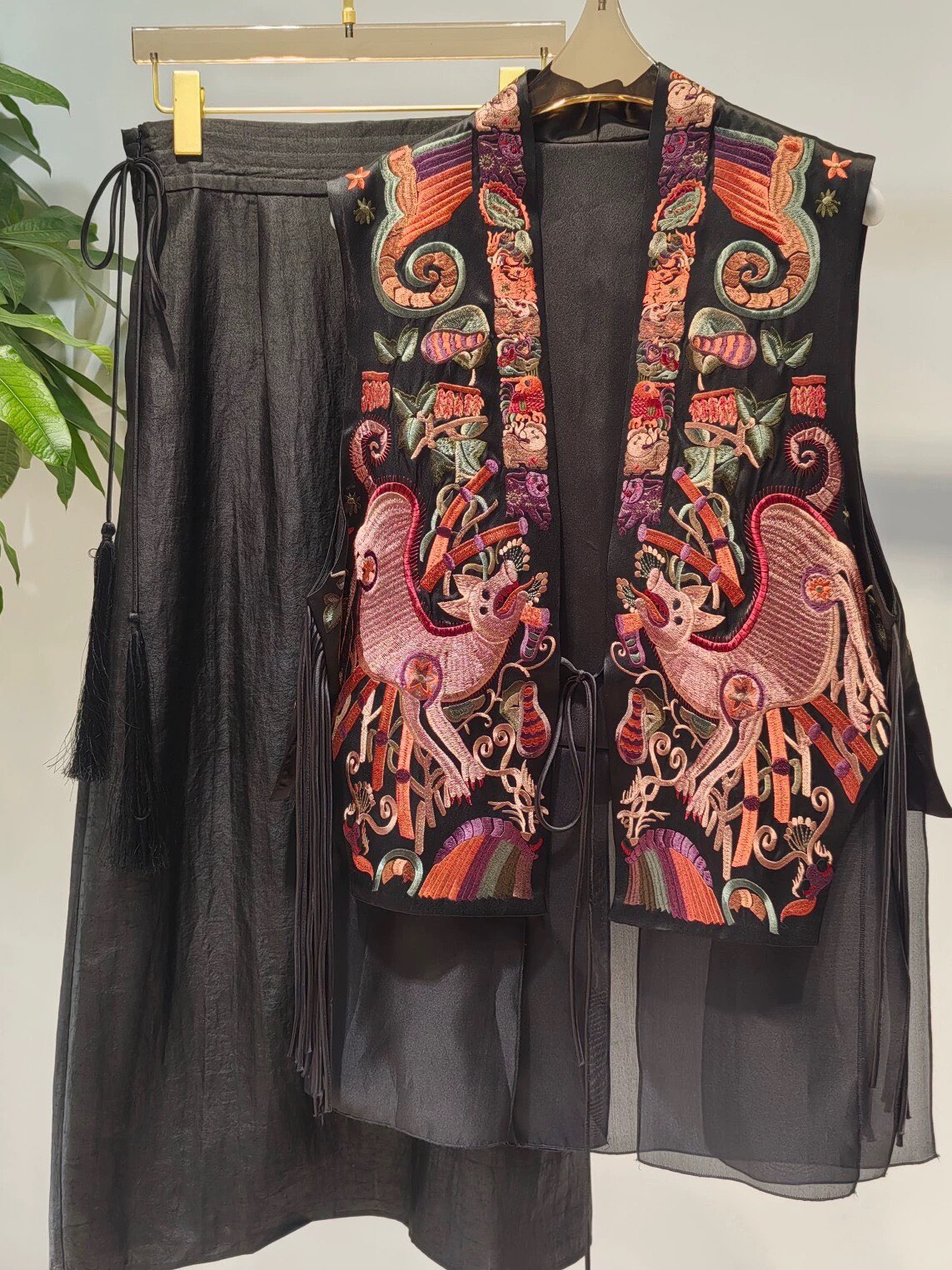 “High-end Women’s Suit with DG Rollout and Horse Armor Embroidery” - 图片 4