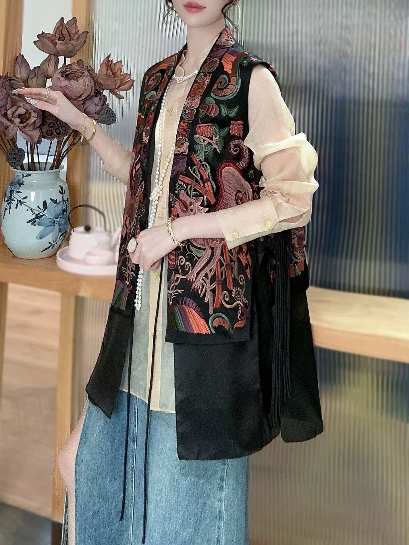 “High-end Women’s Suit with DG Rollout and Horse Armor Embroidery” - 图片 3