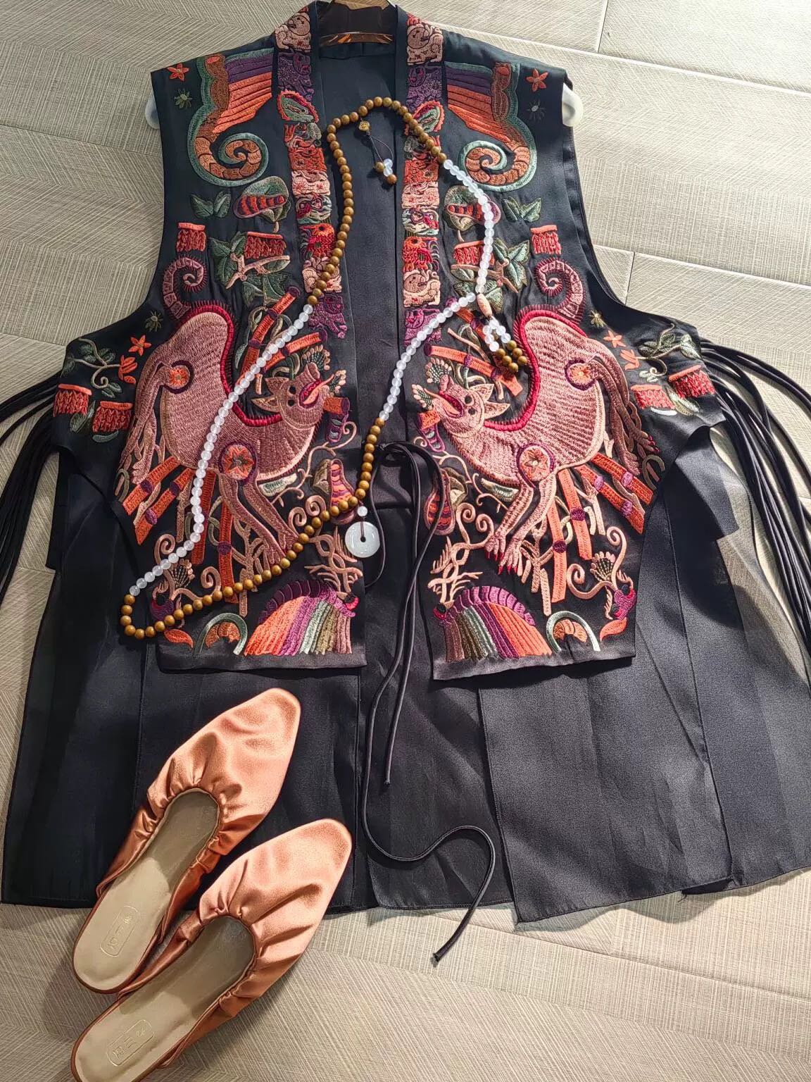 “High-end Women’s Suit with DG Rollout and Horse Armor Embroidery” - 图片 5