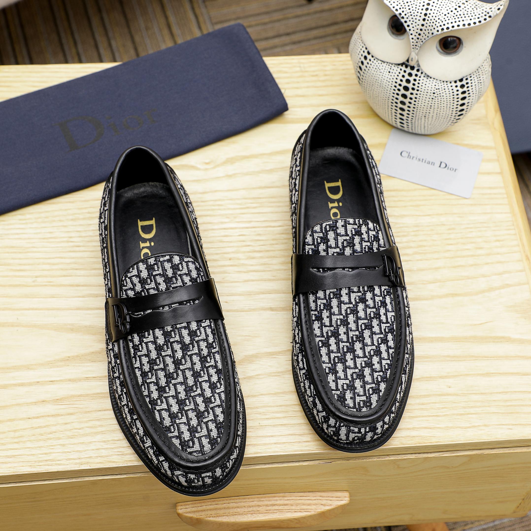 NO:232557,Factory.【Dior】Dior New casual men's shoes for Hong Kong counter are on the market. The official website is 1:1 made. Italian original painted cowhide   water-dyed skin inner lining. Designed by European and American masters. Perfect styling creates the quality of the counter, solid color rubber wear-resistant sole plus a classic dazzling head!  Super versatile, high-end and tasteless, fashionable and novel!  !  Absolute focus!  2 colors available!  Number of codes 39-45 (38.46. Custom made), loafers, dior, dior, loafers, cowhide19860909工厂.【Dior】迪奥 香港专柜新款休闲男鞋上市 官网1:1制作 意大利原版漆面牛皮 水染皮内里 欧美大师设计 完美造型打造专柜品质,纯色橡胶耐磨大底加经典炫头！超级百搭,高档不失品味,时尚、新颖！！绝对的焦点！2色可选！码数39-45（38.46.定做）,乐福鞋,dior,dior,loafers,cowhide,Women's Shoes