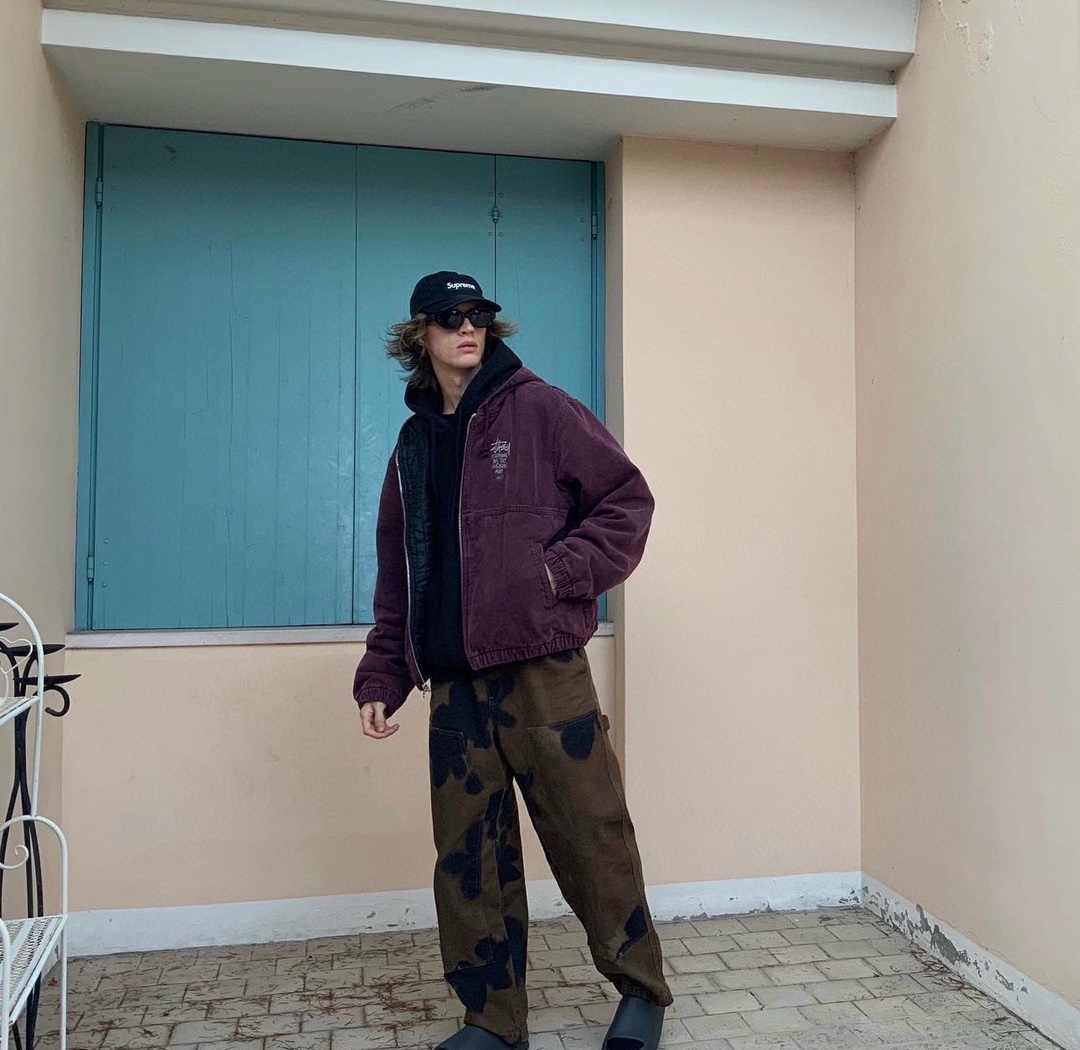 Stussy斯图西 水洗做旧字母刺绣黑8 连帽棉服外套 
酒红上身效果#