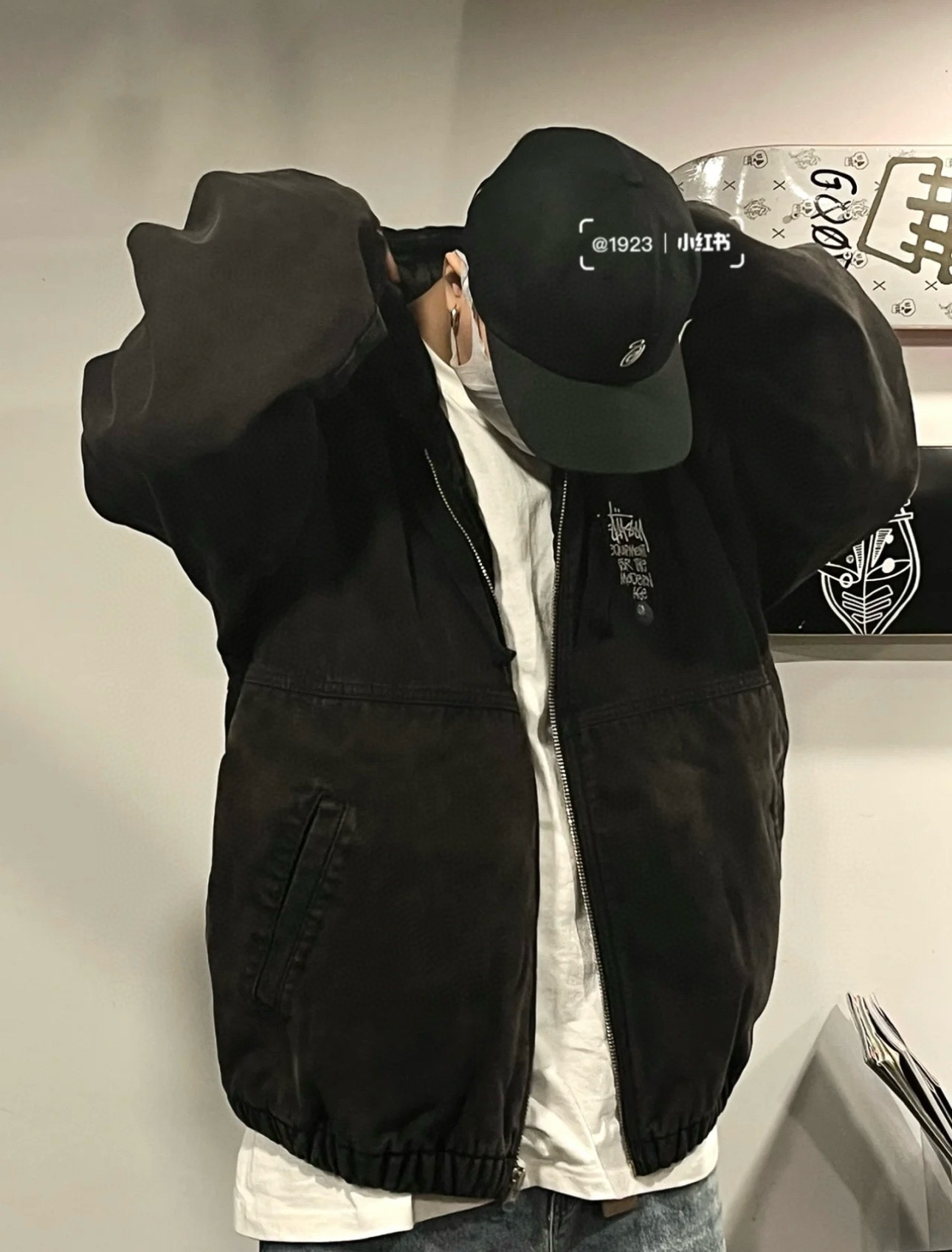 Stussy斯图西 水洗做旧字母刺绣黑8 连帽棉服外套 
黑色上身效果#