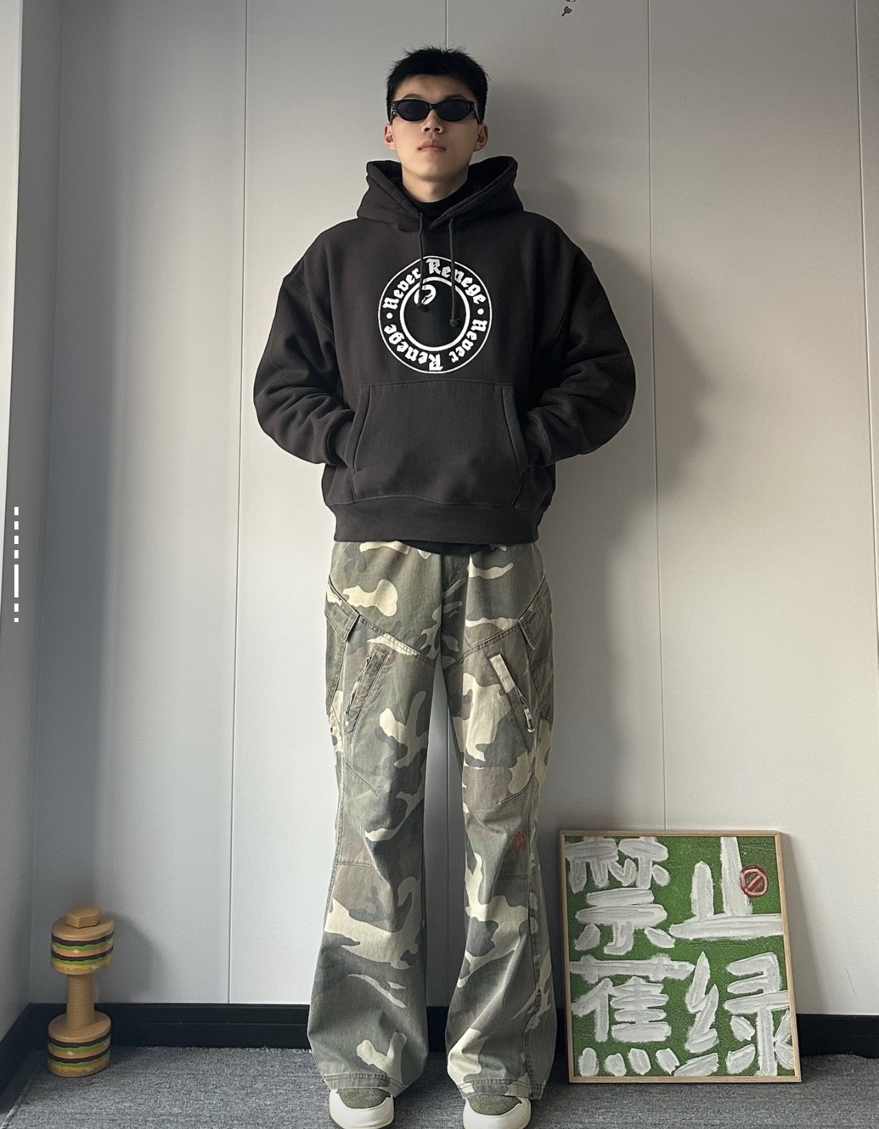 Stussy x Denim Tears 联名款 SS25 胸前logo图案袋鼠口袋连帽卫衣
上身效果#