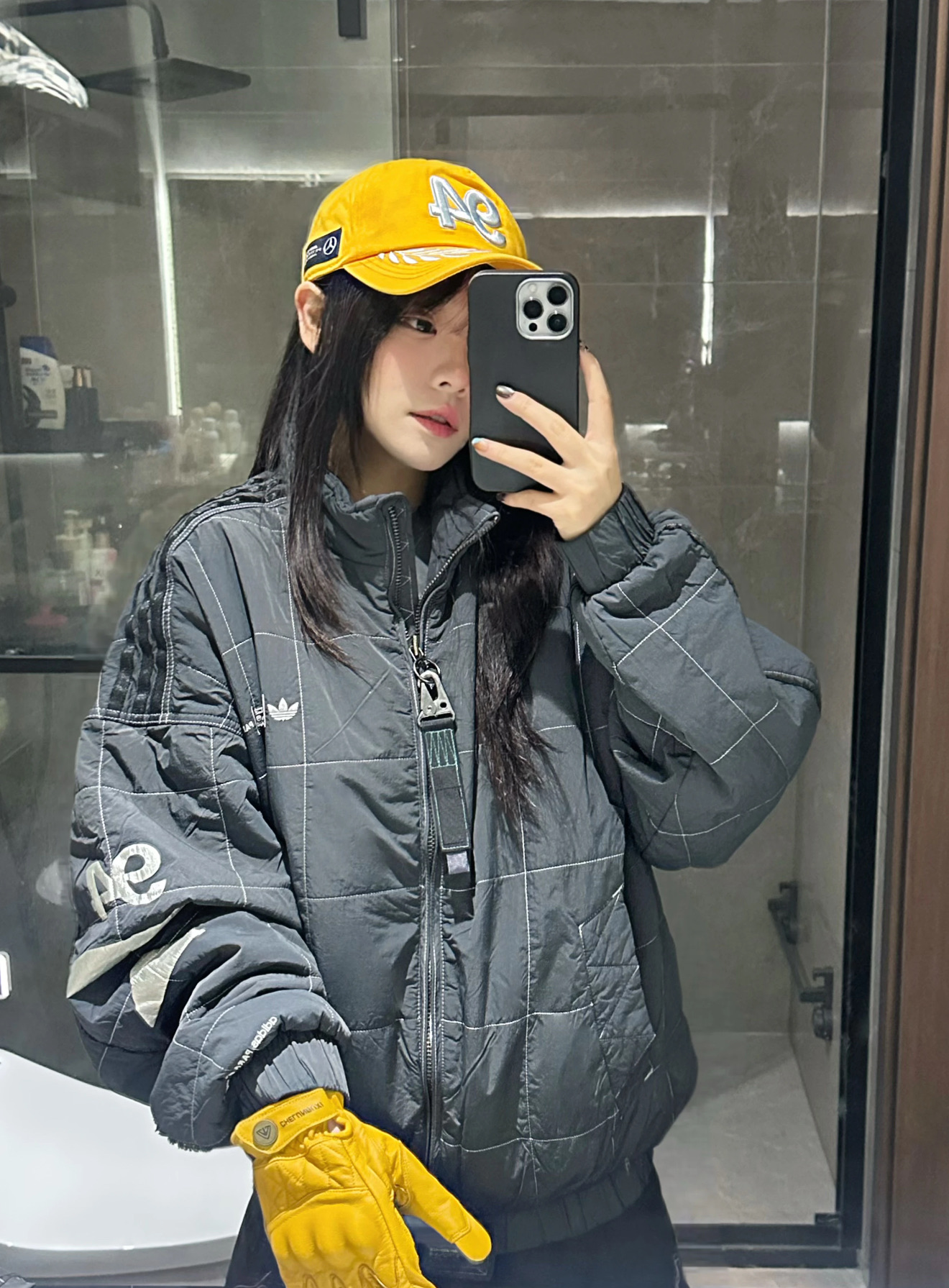 Adidas originals x Bad Bunny x Mercedes-AMG PETRONAS F1 联名款 FW25 舒适立领拉链长袖夹克 上身效果#