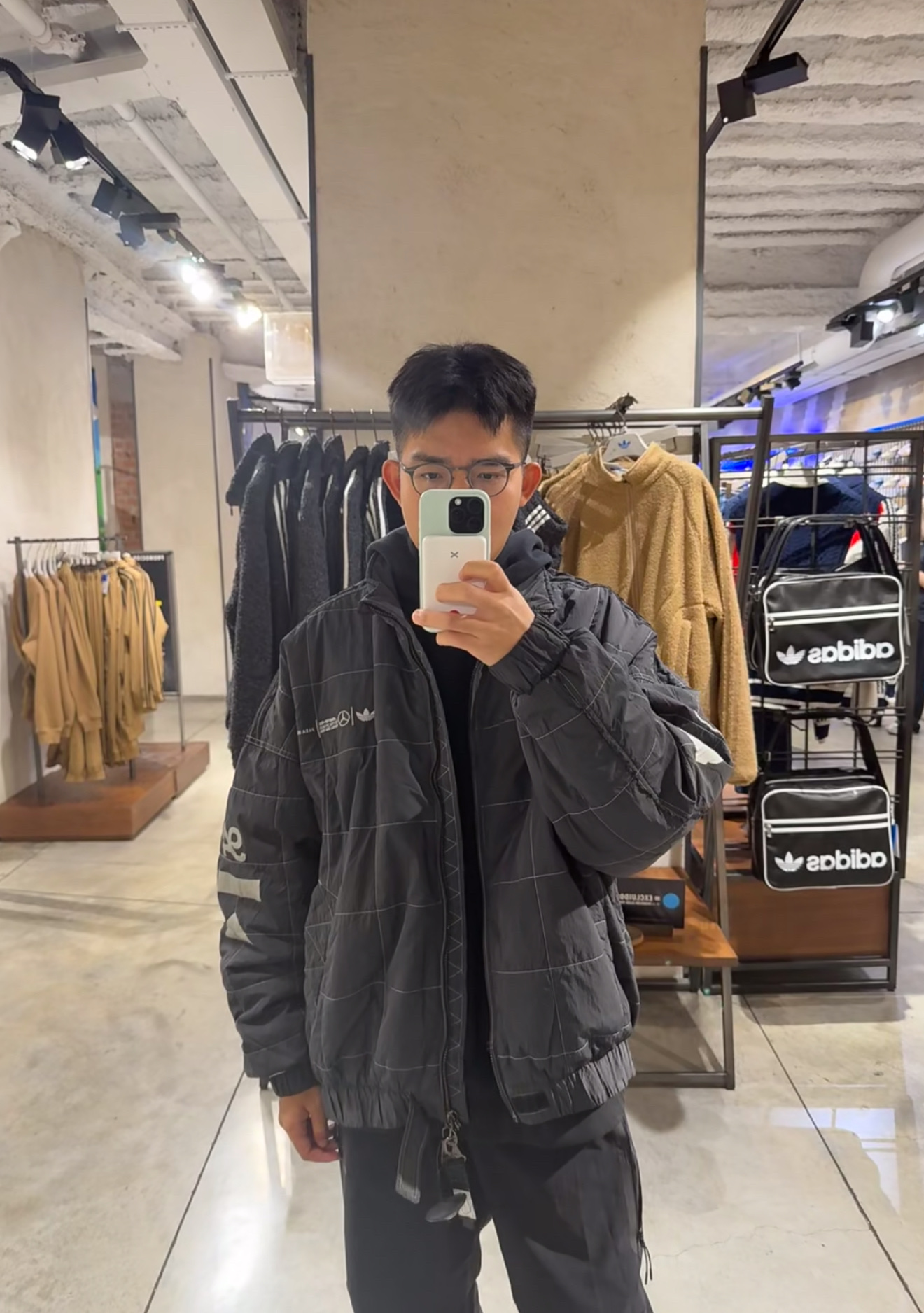 Adidas originals x Bad Bunny x Mercedes-AMG PETRONAS F1 联名款 FW25 舒适立领拉链长袖夹克 上身效果#