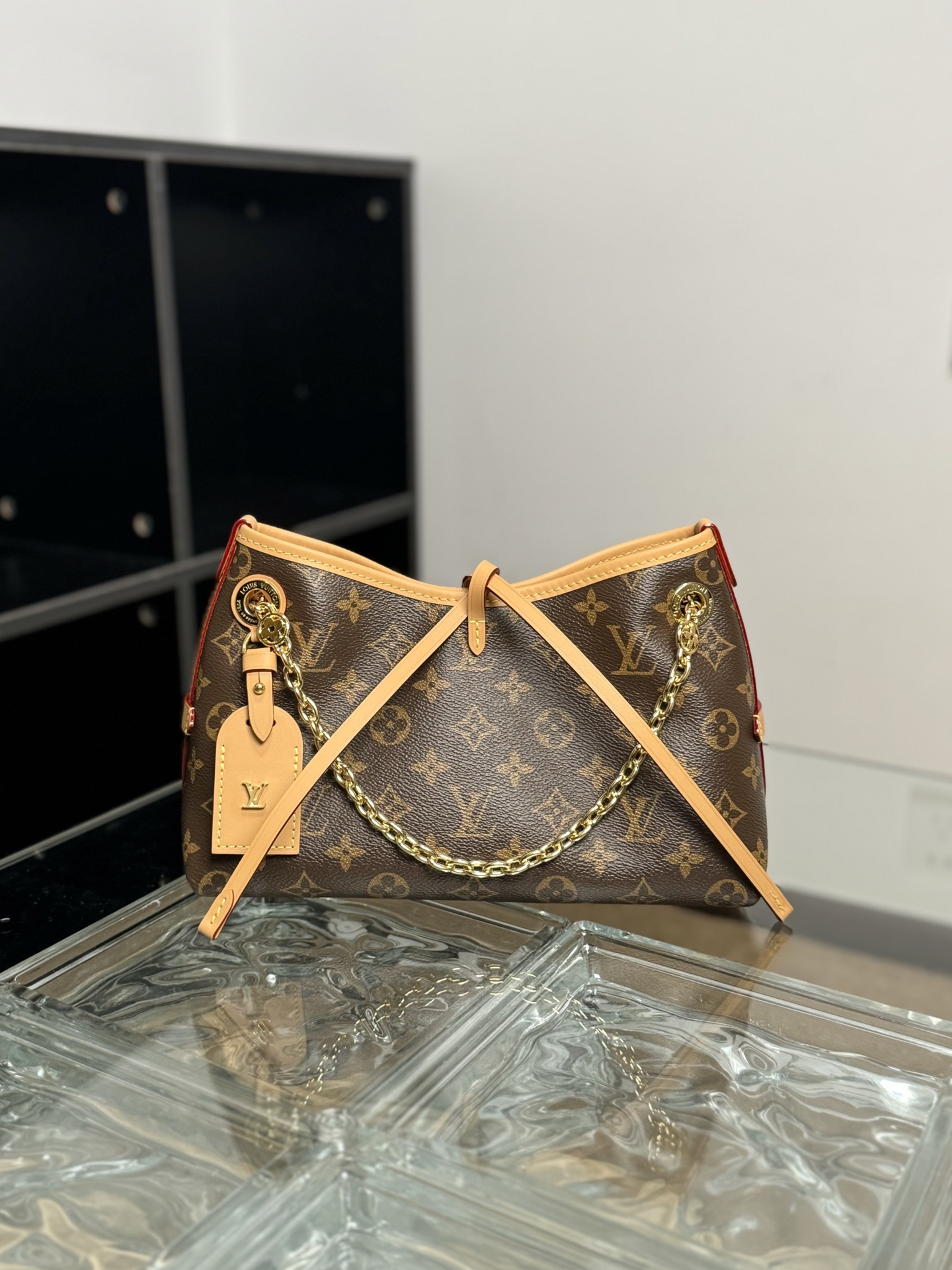 原单👉nfc163C01动态芯片👈 【百分百MB特级 全钢五金 进口面料】 本款 CarryAll BB 手袋取材 Monogram 帆布，为耀目链条点缀 Monogram 花卉，以潮流之姿点亮昼夜场合。皮革名牌与系带开合相得益彰，拉链内袋方便日常取用信用卡。Monogram 涂层帆布一牛皮革饰边一织物内衬一金属件一系带和磁扣开合一拉链内贴袋一名牌一可收纳智能手机、钥匙、Zi原单原单y 钱夹和耳机一肩带：不可拆卸，可调节！！型號:M13014；尺寸:26x17x10CM