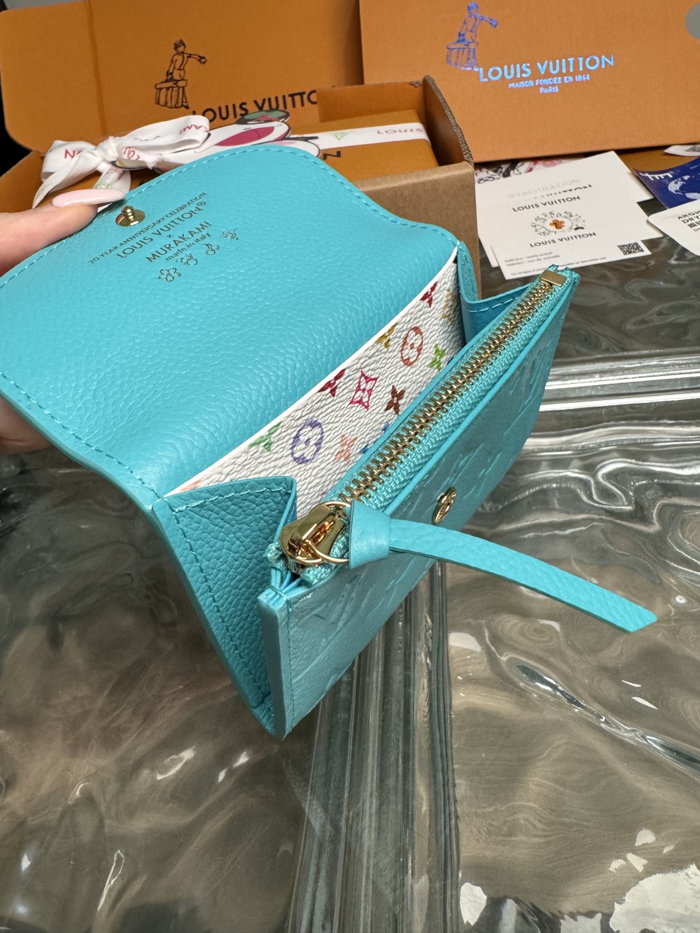 p290。M14085【官方全钢芯片版163c01】
Rosalie硬币钱包是路易威登标志性Monogram Empreinte皮革的每日必备品，它以路易威登x村上隆系列的新配色重新设计。这款钱包采用时尚、口袋大小的比例制作，前部有圆角翻盖，内部配有拉链硬币隔层，并有趣地签上了多色Monogram涂层帆布，借鉴了艺术家标志性的彩虹调色板。11x8x2.5cm 