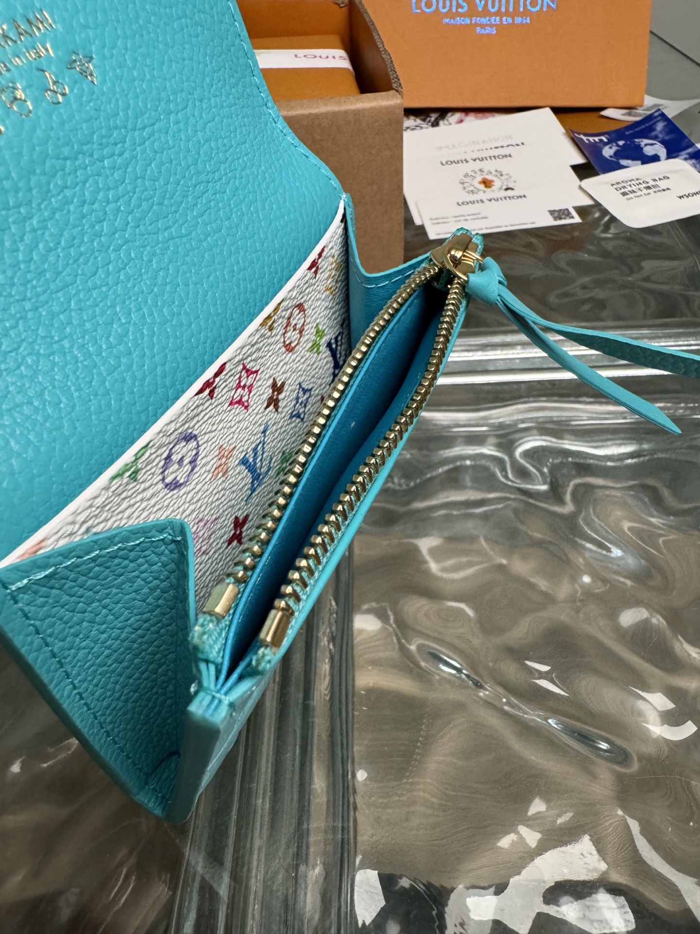 p290。M14085【官方全钢芯片版163c01】
Rosalie硬币钱包是路易威登标志性Monogram Empreinte皮革的每日必备品，它以路易威登x村上隆系列的新配色重新设计。这款钱包采用时尚、口袋大小的比例制作，前部有圆角翻盖，内部配有拉链硬币隔层，并有趣地签上了多色Monogram涂层帆布，借鉴了艺术家标志性的彩虹调色板。11x8x2.5cm 