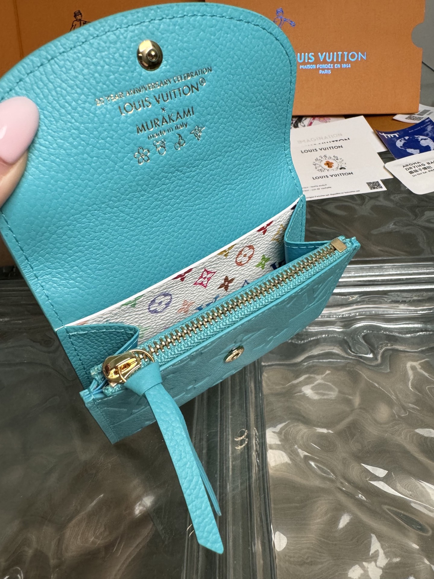 p290。M14085【官方全钢芯片版163c01】
Rosalie硬币钱包是路易威登标志性Monogram Empreinte皮革的每日必备品，它以路易威登x村上隆系列的新配色重新设计。这款钱包采用时尚、口袋大小的比例制作，前部有圆角翻盖，内部配有拉链硬币隔层，并有趣地签上了多色Monogram涂层帆布，借鉴了艺术家标志性的彩虹调色板。11x8x2.5cm 