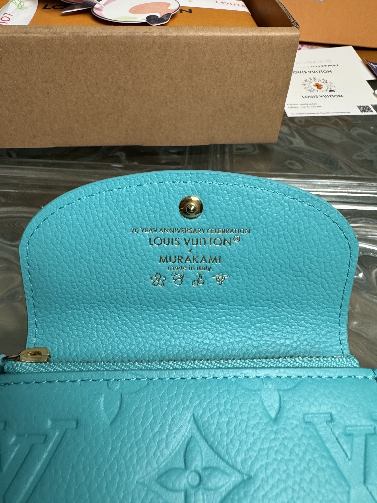 p290。M14085【官方全钢芯片版163c01】
Rosalie硬币钱包是路易威登标志性Monogram Empreinte皮革的每日必备品，它以路易威登x村上隆系列的新配色重新设计。这款钱包采用时尚、口袋大小的比例制作，前部有圆角翻盖，内部配有拉链硬币隔层，并有趣地签上了多色Monogram涂层帆布，借鉴了艺术家标志性的彩虹调色板。11x8x2.5cm 