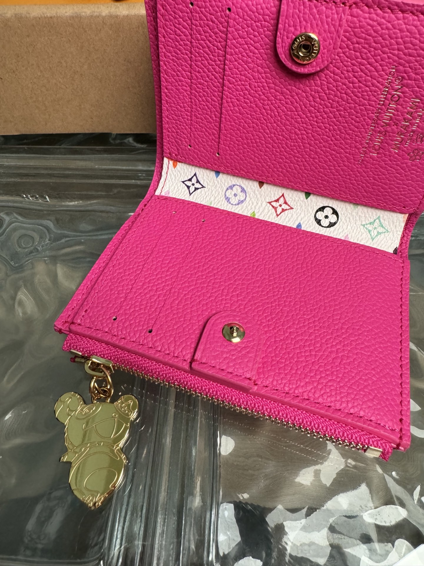 p360。M14087【官方全钢芯片版163c01】
丽莎钱包是日常必需品，采用实用的紧凑设计，配有紧固的硬币口袋、纸币隔层和多个卡槽。它由路易威登优雅的Monogram Empreinte皮革制成，采用路易威登x村上隆系列中清新的季节性色调，内部还点缀着多彩的Monogram图案。金色熊猫形状的拉链头为拉链增添了一抹活力。9x11.5x1.5cm 