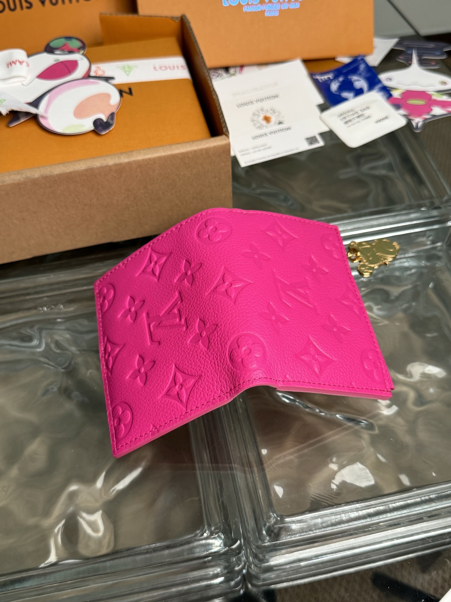 p360。M14087【官方全钢芯片版163c01】
丽莎钱包是日常必需品，采用实用的紧凑设计，配有紧固的硬币口袋、纸币隔层和多个卡槽。它由路易威登优雅的Monogram Empreinte皮革制成，采用路易威登x村上隆系列中清新的季节性色调，内部还点缀着多彩的Monogram图案。金色熊猫形状的拉链头为拉链增添了一抹活力。9x11.5x1.5cm 