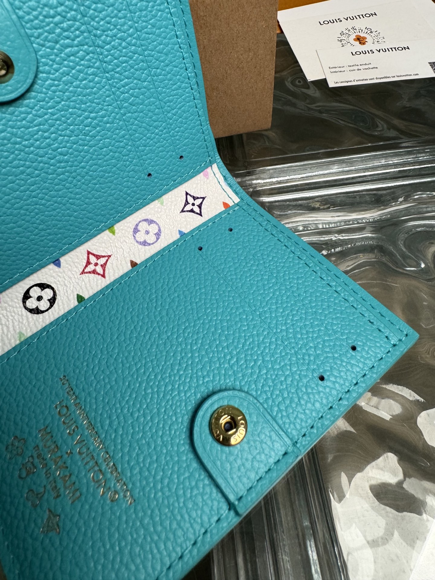p360。M14089【官方全钢芯片版163c01】
丽莎钱包是日常必需品，采用实用的紧凑设计，配有紧固的硬币口袋、纸币隔层和多个卡槽。它由路易威登优雅的Monogram Empreinte皮革制成，采用路易威登x村上隆系列中清新的季节性色调，内部还点缀着多彩的Monogram图案。金色熊猫形状的拉链头为拉链增添了一抹活力。9x11.5x1.5cm 
