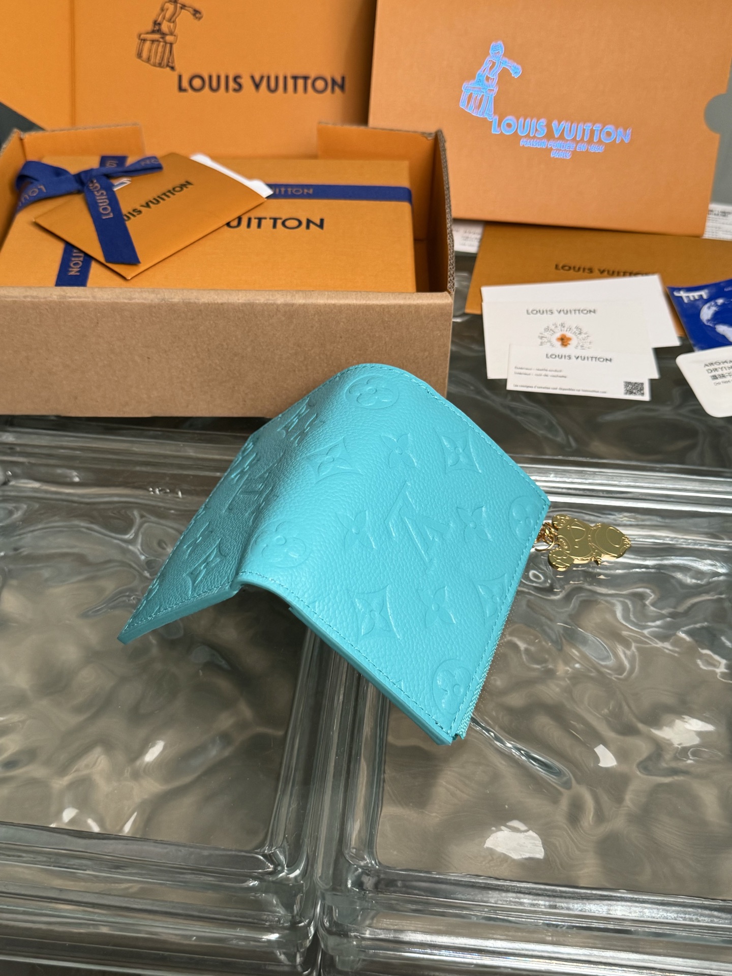 p360。M14089【官方全钢芯片版163c01】
丽莎钱包是日常必需品，采用实用的紧凑设计，配有紧固的硬币口袋、纸币隔层和多个卡槽。它由路易威登优雅的Monogram Empreinte皮革制成，采用路易威登x村上隆系列中清新的季节性色调，内部还点缀着多彩的Monogram图案。金色熊猫形状的拉链头为拉链增添了一抹活力。9x11.5x1.5cm 