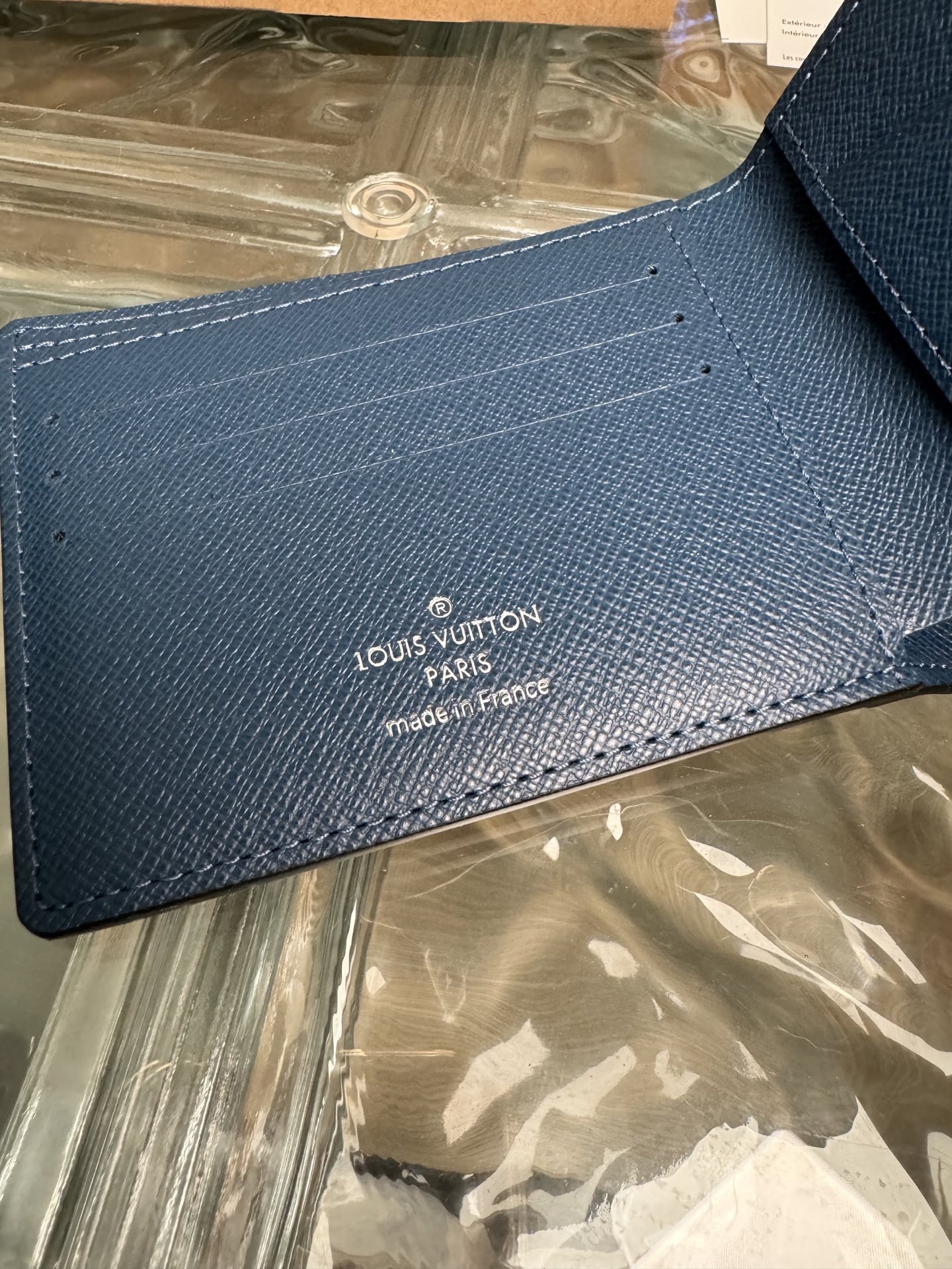 p250。M30299【官方全钢芯片163c01】
Multiple 钱夹选用 Monogram 帆布与 Taïga 皮革塑造叠色效果，勾勒简明线条。内含多个隔层与卡位，可收纳银行卡、票据与纸钞，亦可轻松置于大部分口袋之中。11.5x9.0x1.5cm 