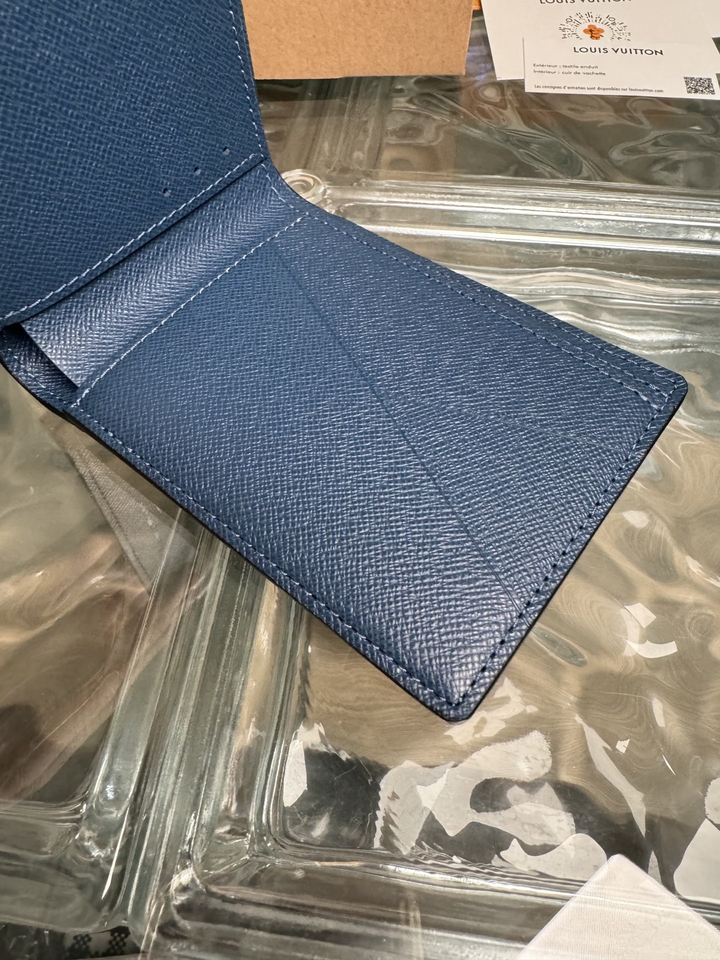 p250。M30299【官方全钢芯片163c01】
Multiple 钱夹选用 Monogram 帆布与 Taïga 皮革塑造叠色效果，勾勒简明线条。内含多个隔层与卡位，可收纳银行卡、票据与纸钞，亦可轻松置于大部分口袋之中。11.5x9.0x1.5cm 